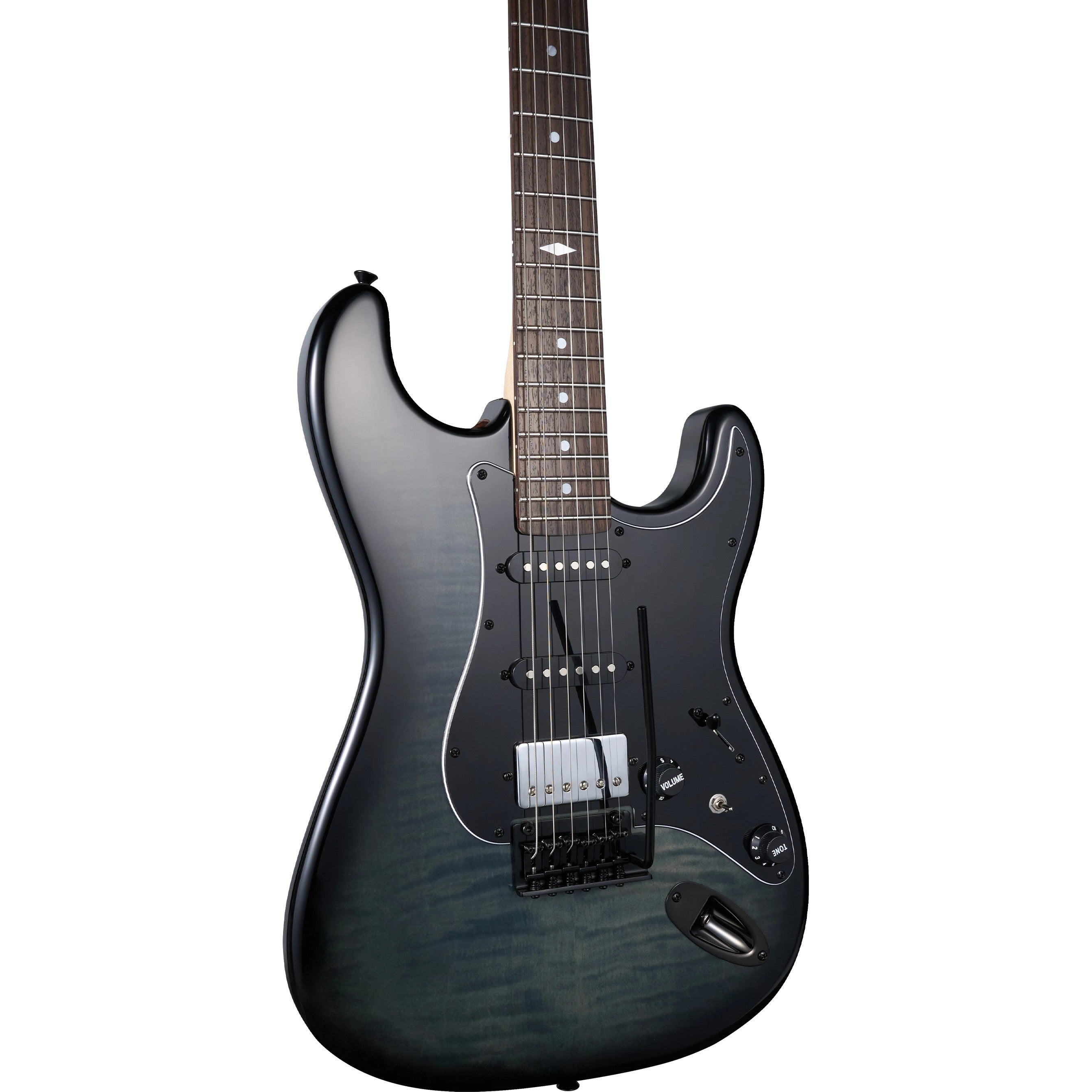 Gümüş teller ve alev deseni olan siyah elektro gitar.