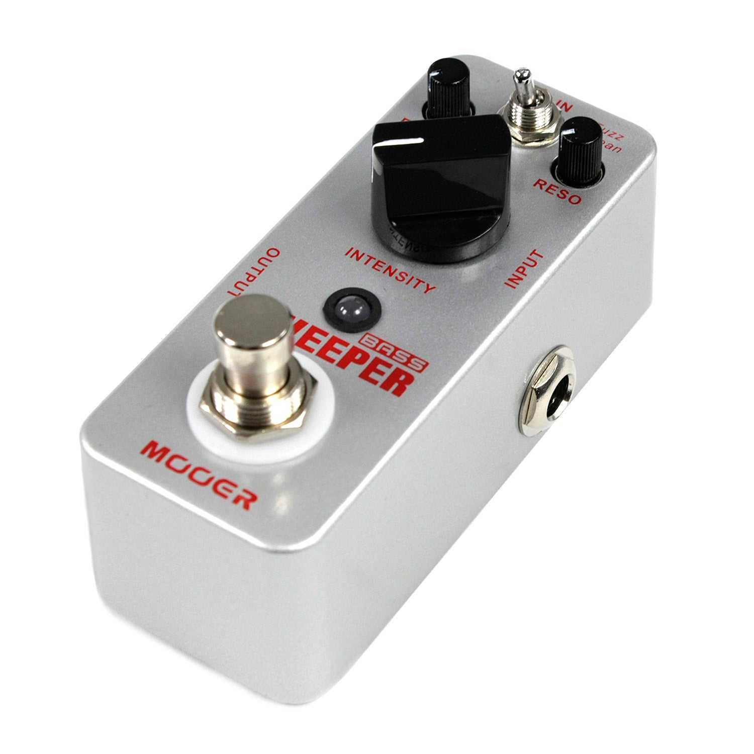 Gümüş Mooer Bass Keeper gitar pedalı, kırmızı metin, düğmeler ve ayak pedalı.