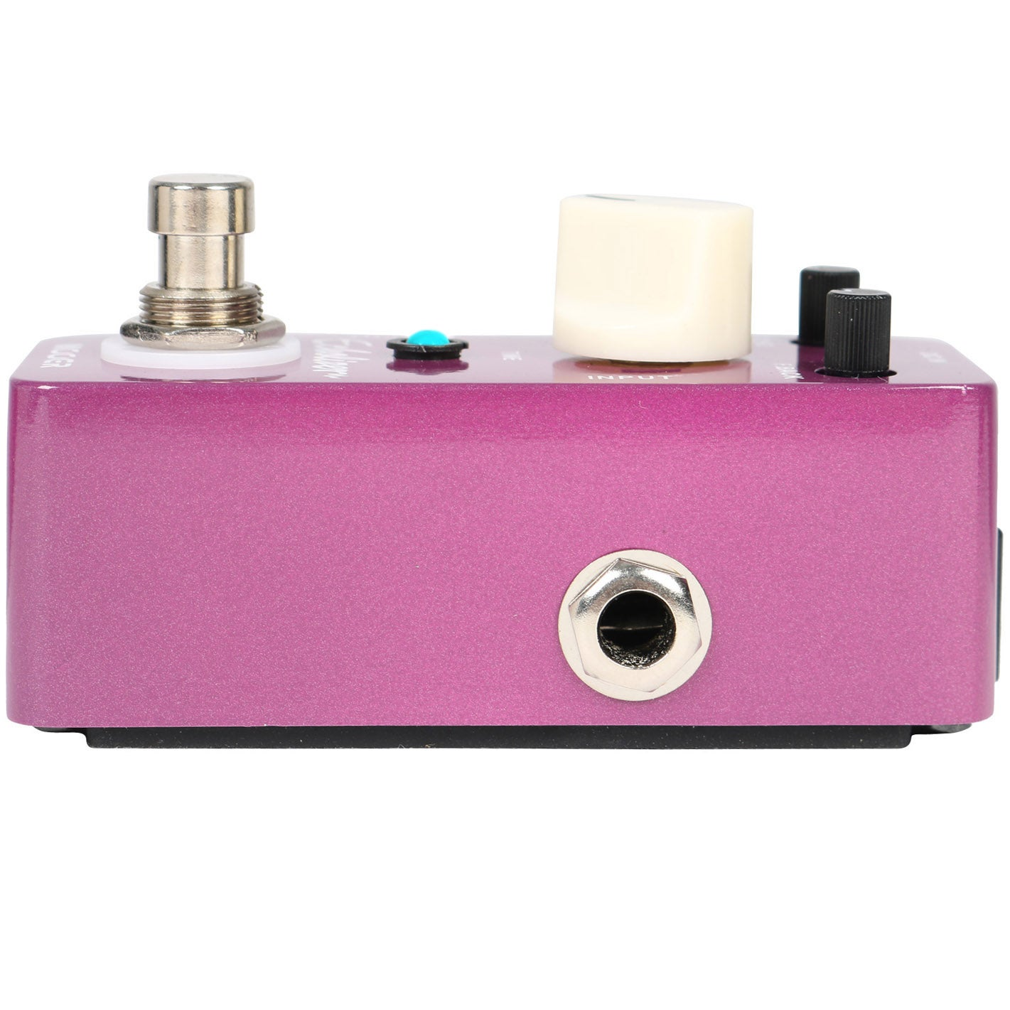 Gümüş ayak anahtarlı, mavi LED'li ve beyaz/siyah düğmeli pembe gitar pedalı.