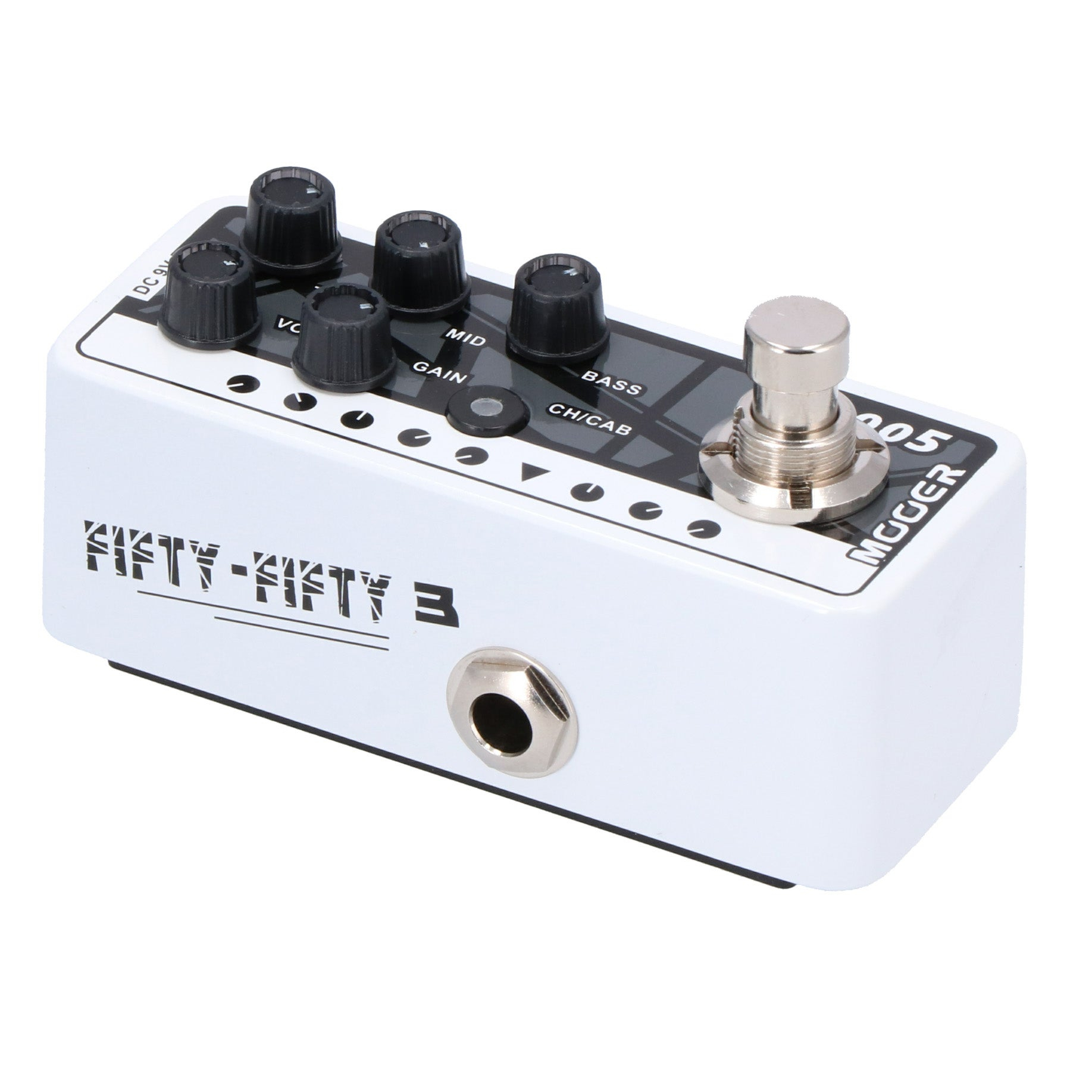 Siyah düğmeler ve etiketler içeren beyaz gitar pedalı.