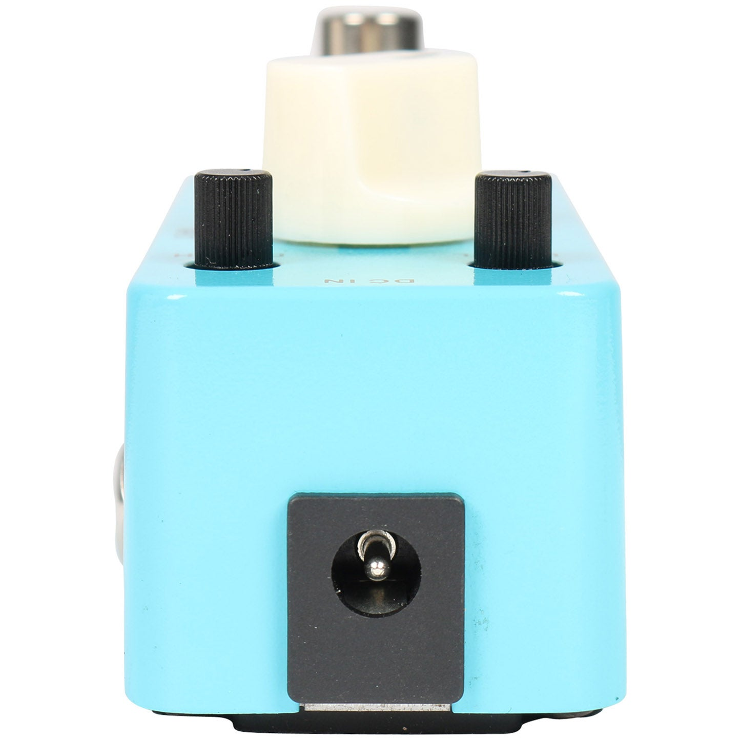 İki siyah, bir beyaz düğmeli açık mavi pedal.