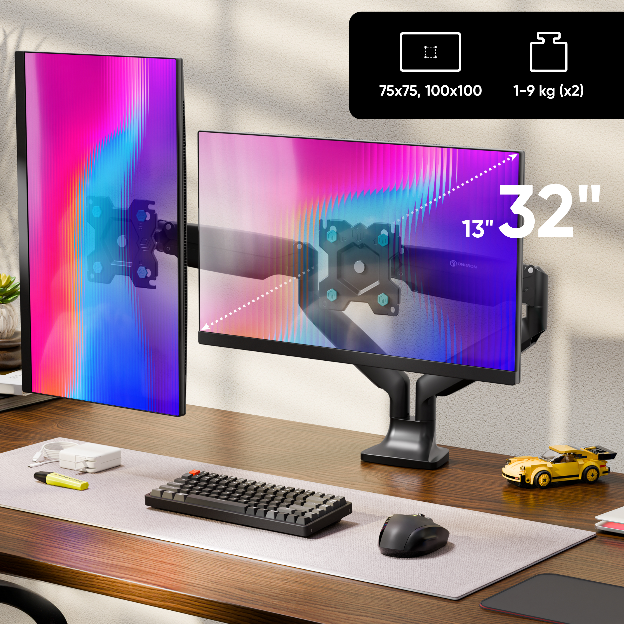 Dwa monitory na biurku z klawiaturą, myszą i zabawką samochodu.