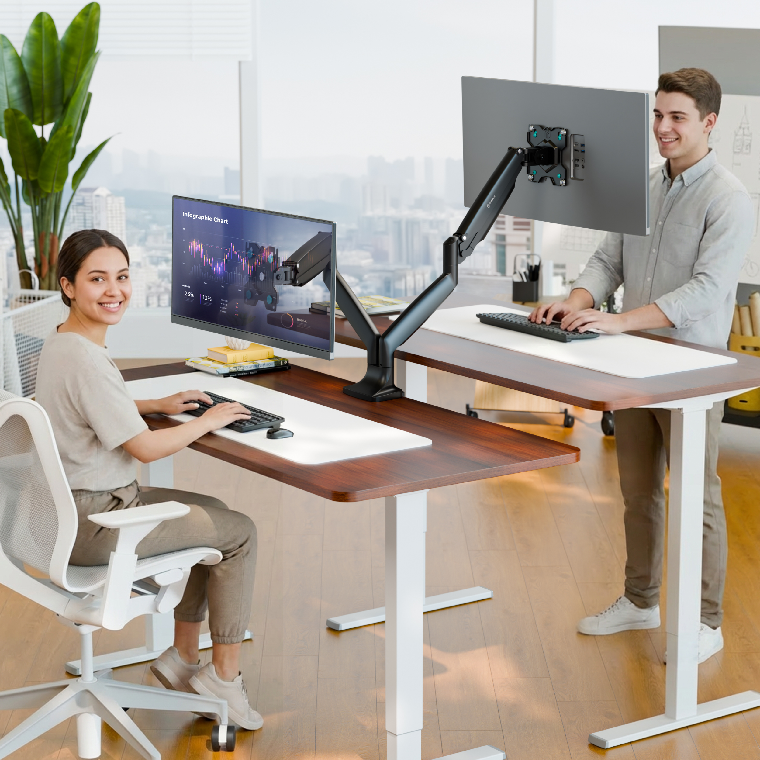 Mężczyzna i kobieta pracują przy biurkach stojąco-siedzących z monitorami i klawiaturami.