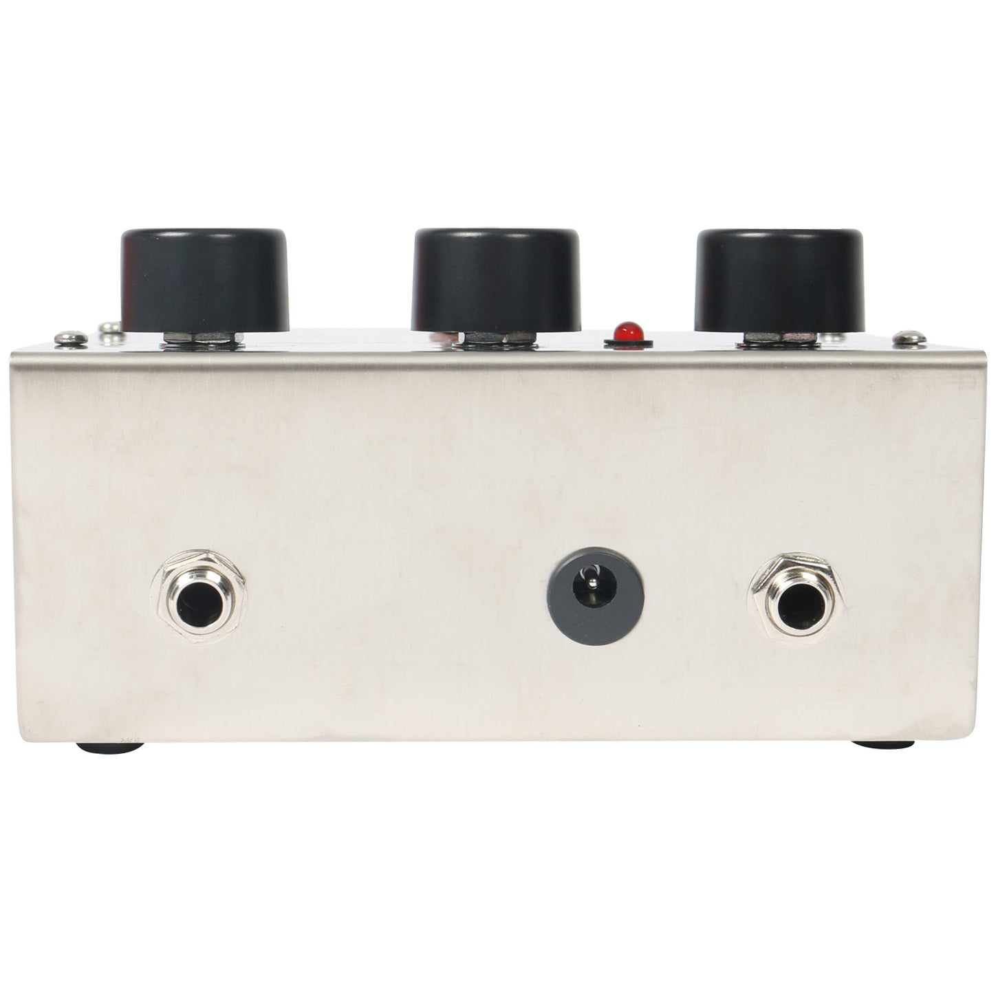 Zilveren pedaal met drie zwarte knoppen, rode LED, twee jacks en DC-aansluiting.