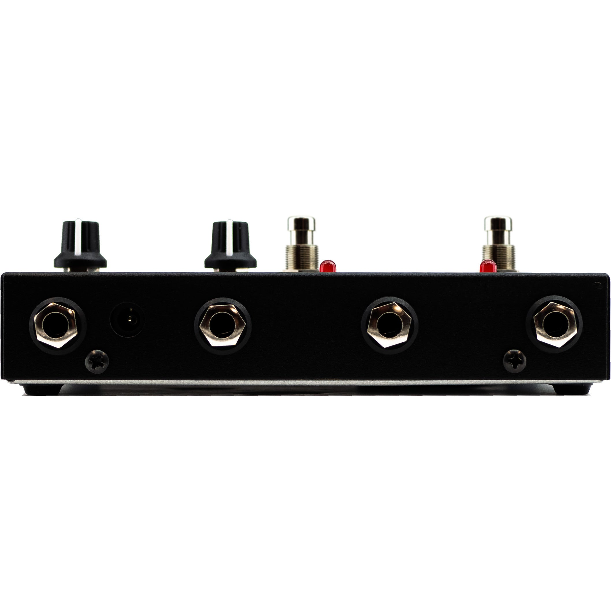 Zwart pedaal met twee knoppen, twee aansluitingen, twee schakelaars en twee rode LED's.