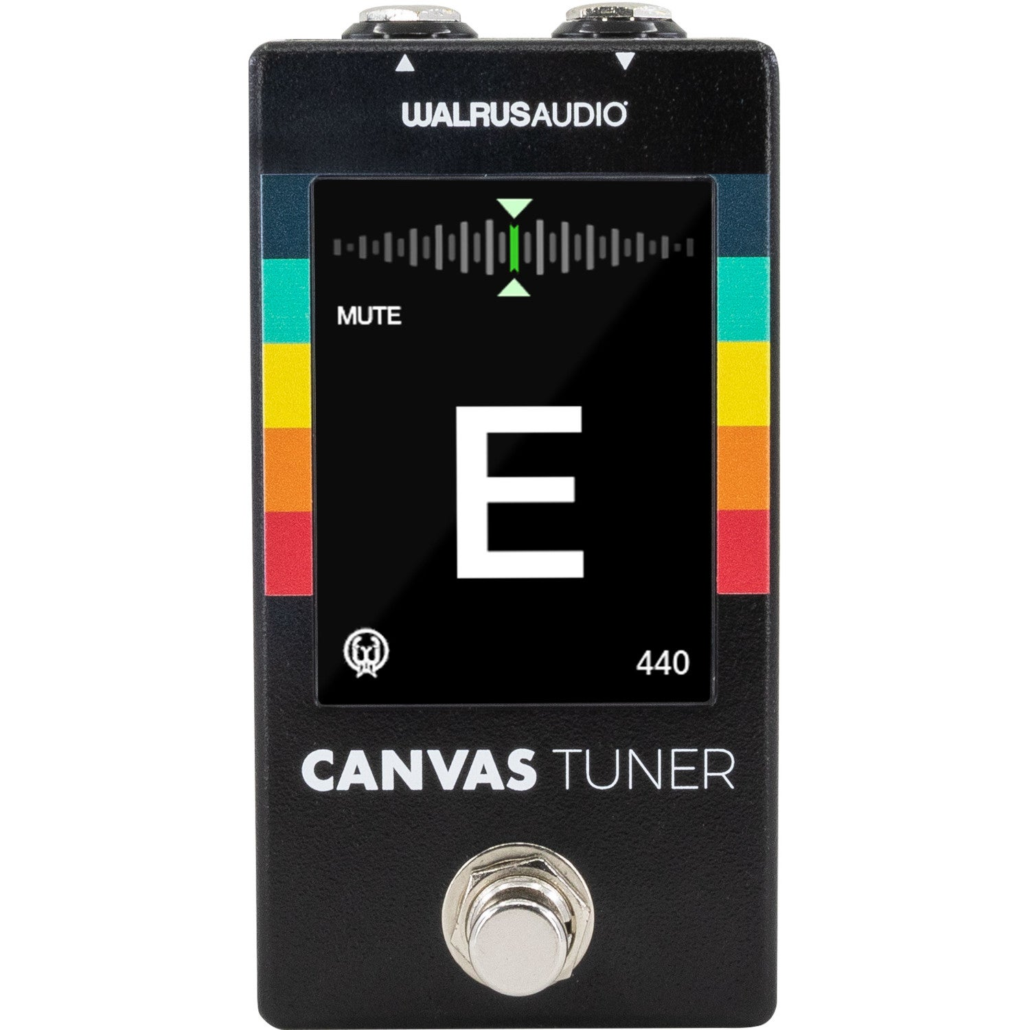 Een zwarte Walrus Audio Canvas tuner met gekleurde strepen en een E op het display.