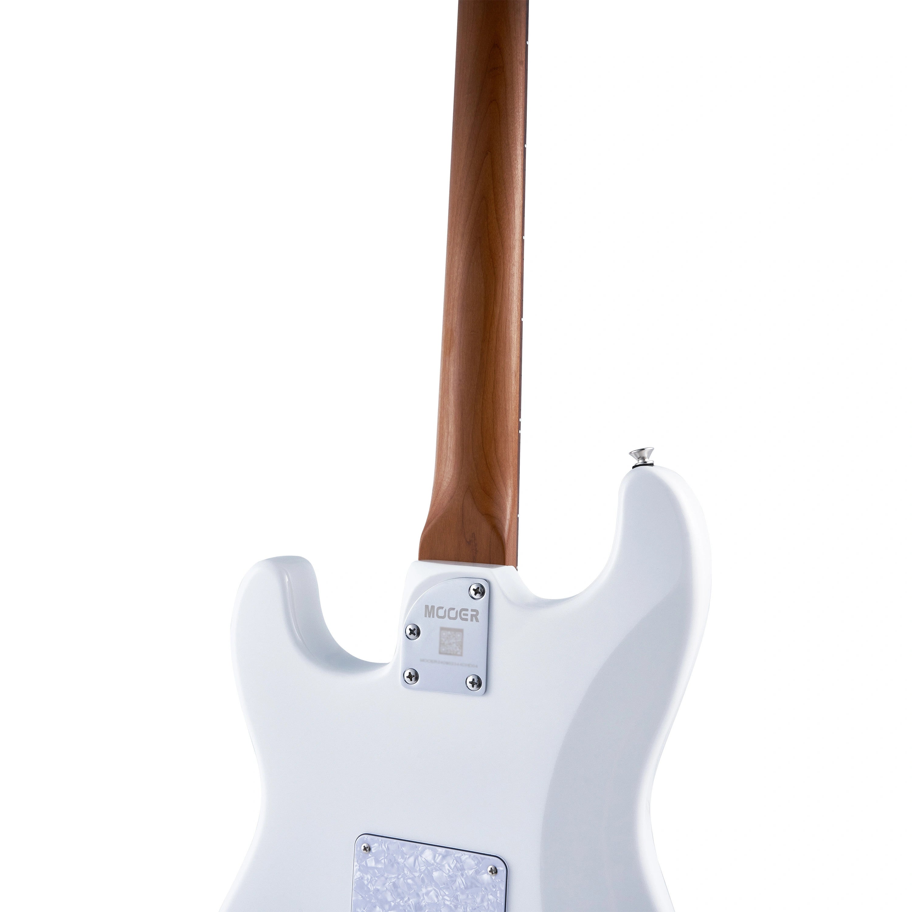 Mooer logolu kahverengi saplı beyaz gitar gövdesinin yakın çekimi.