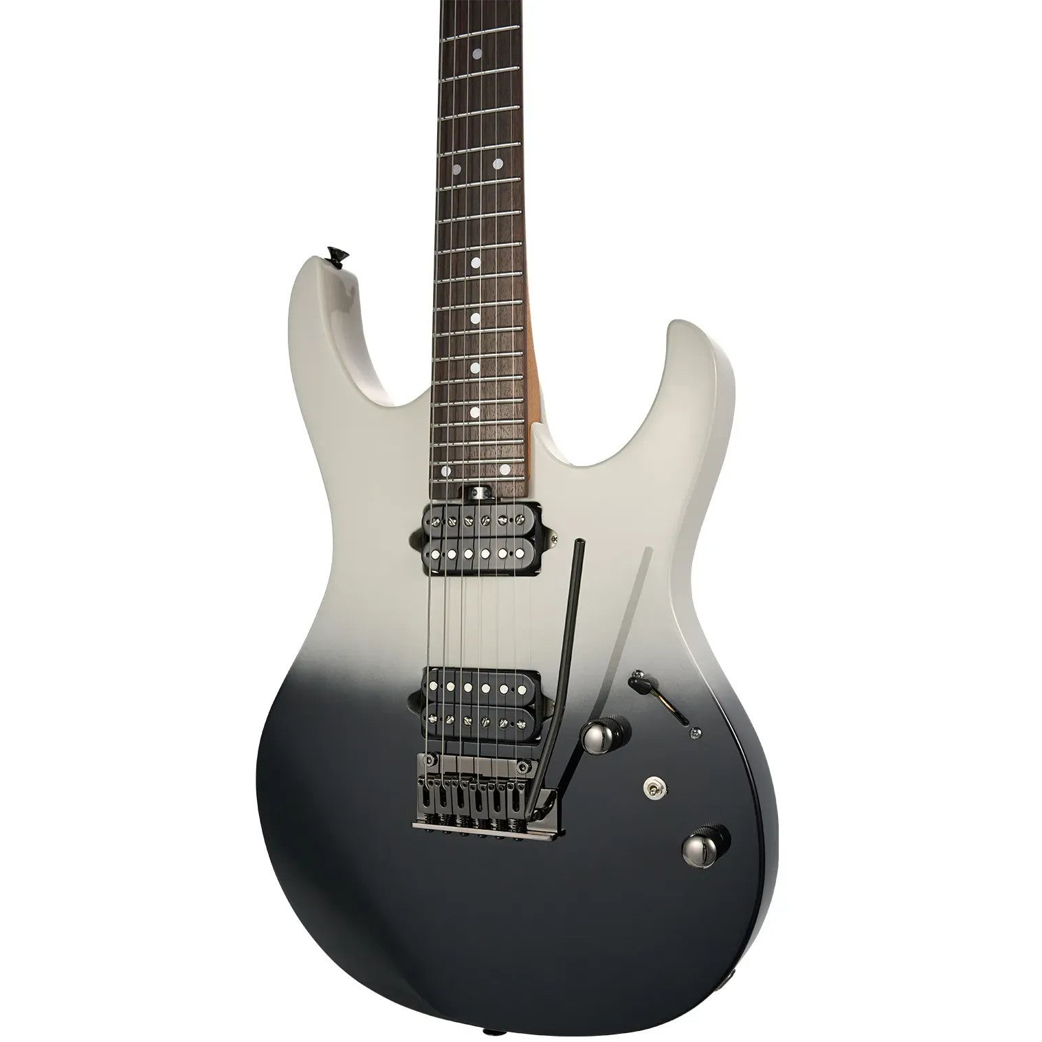 Beyaz arka planlı siyah ve gümüş elektro gitar.
