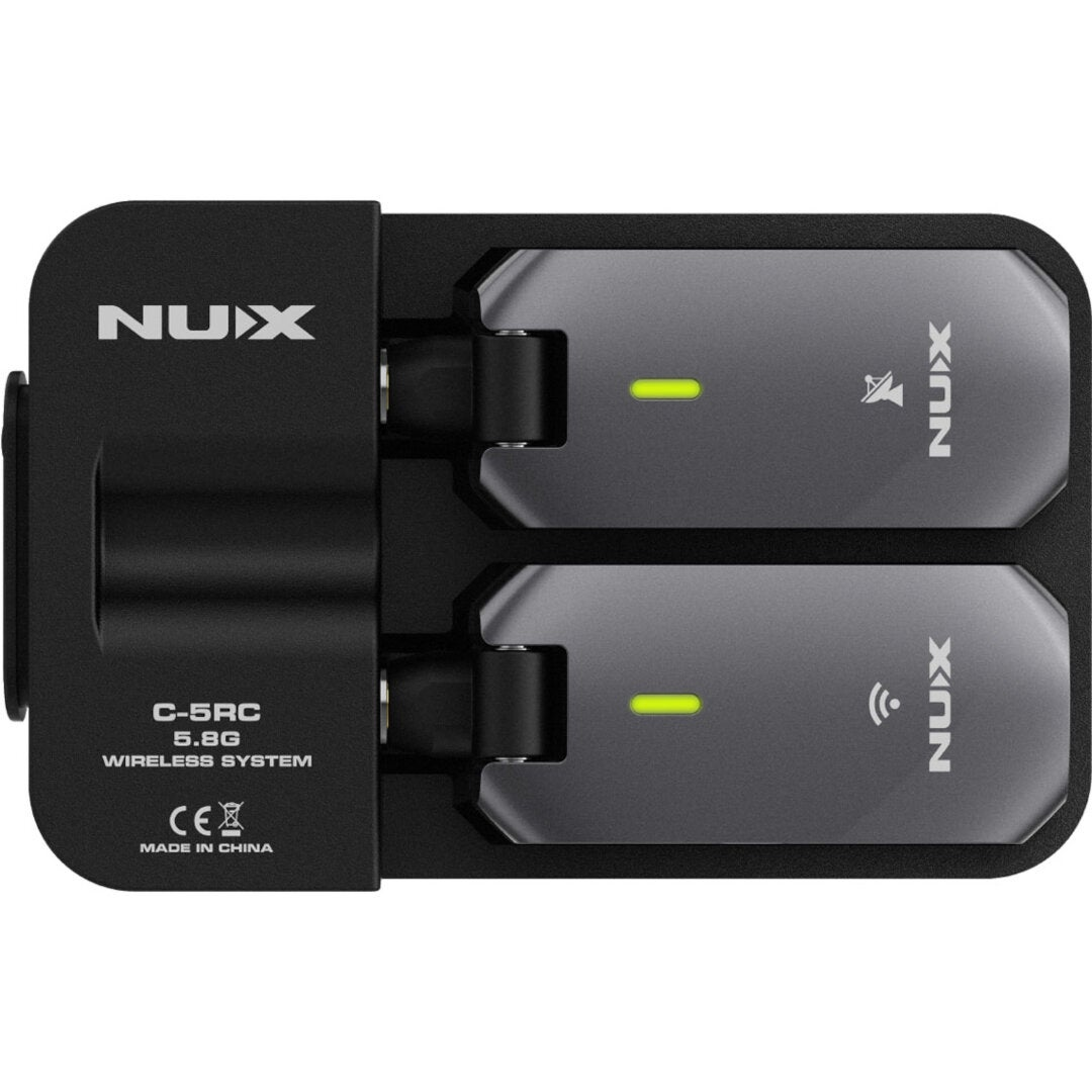 Zwart NUX C-5RC draadloos systeem met twee zenders en een laadstation.