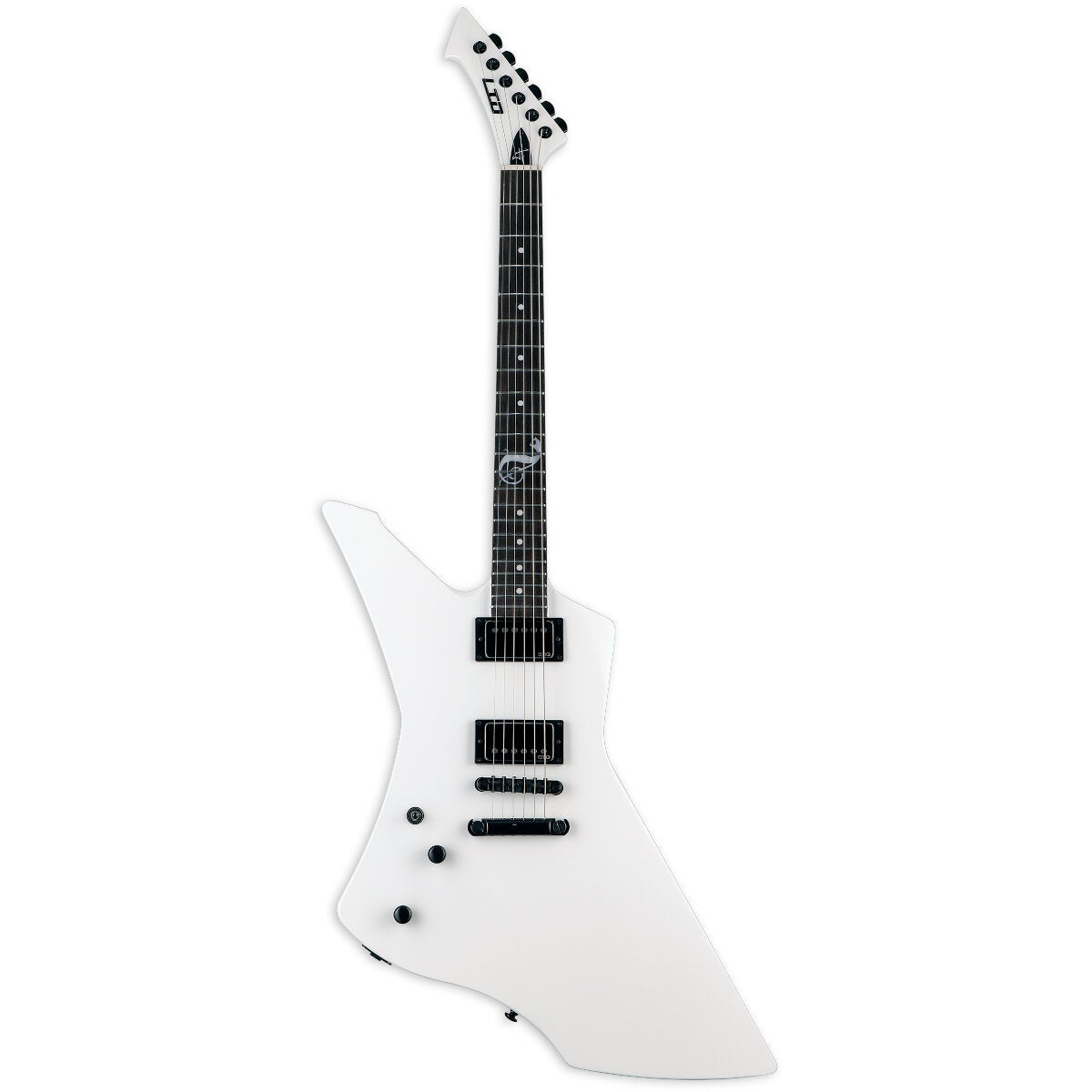 Een witte elektrische gitaar met zwarte hardware en toets, geïsoleerd op wit.
