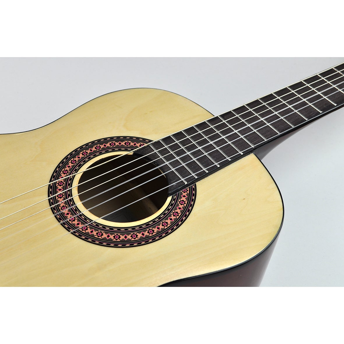 Eine Nahaufnahme einer hellbraunen Akustikgitarre mit sechs Saiten und einem verzierten Schallloch.
