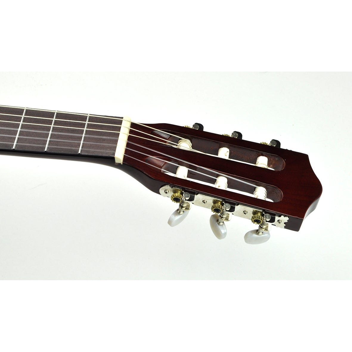 Nahaufnahme des Gitarrenkopfes mit dunklem Holz und sechs Saiten.