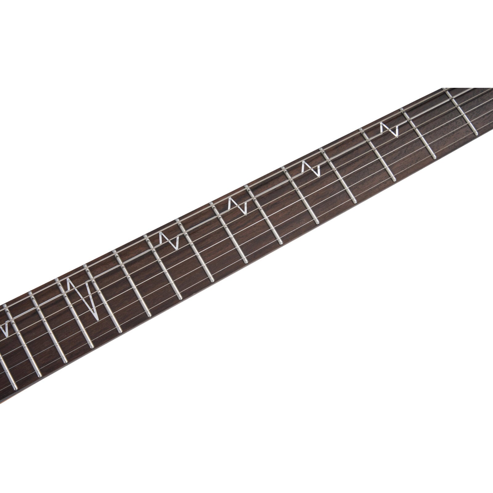 Close-up van een gitaartoets met frets en snaren op witte achtergrond.