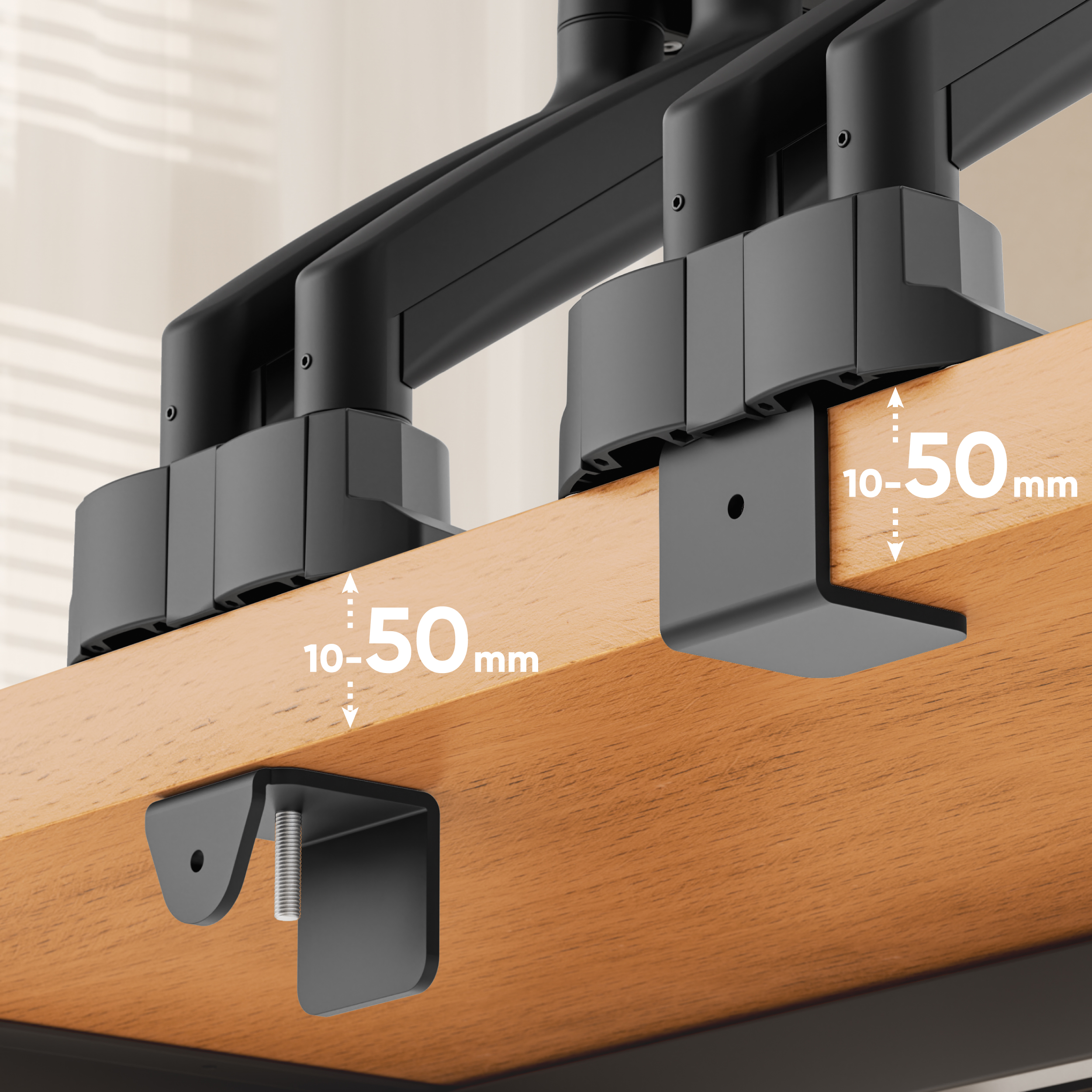 Czarne mocowania zaciskają się na drewnianym biurku, 10-50mm.