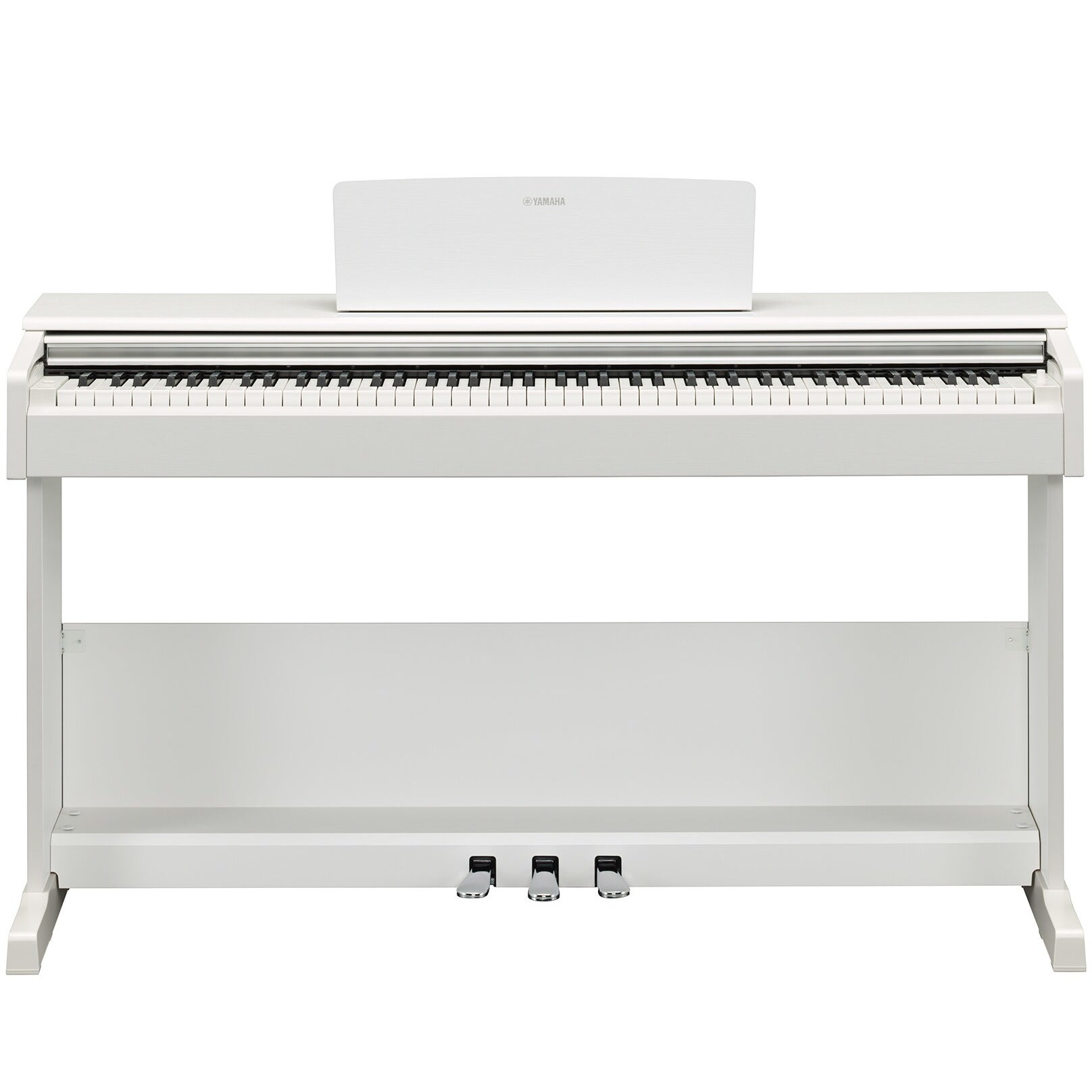 Een witte Yamaha digitale piano met muziekstandaard en drie pedalen.