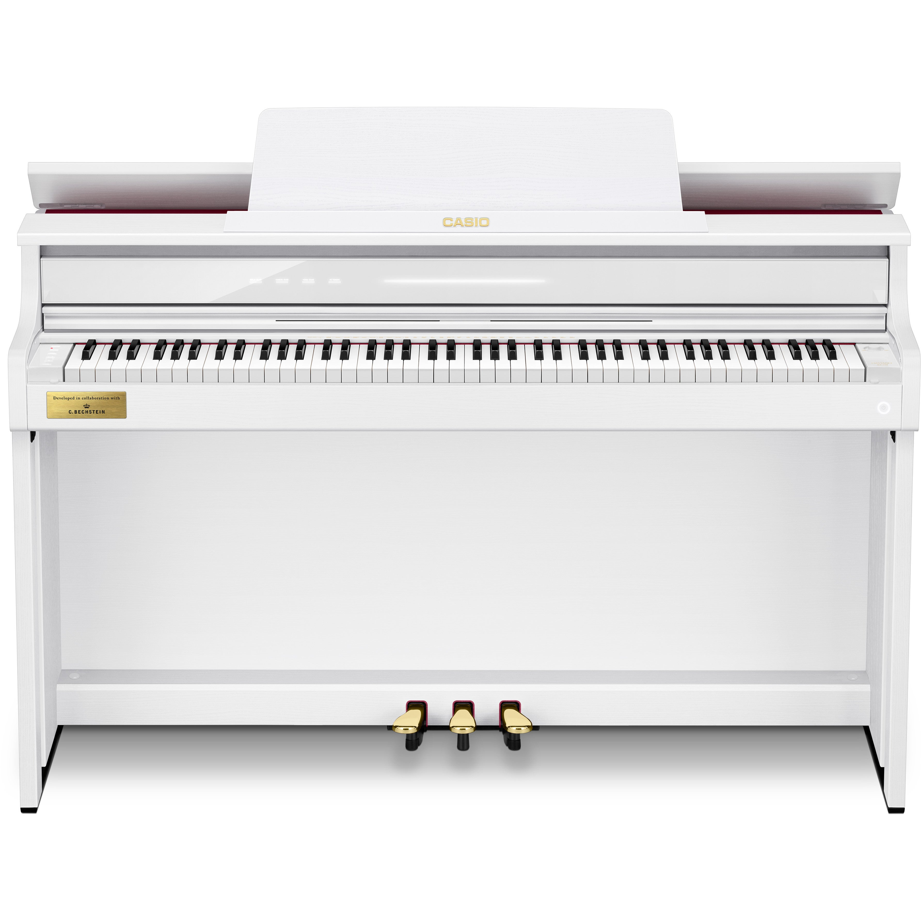 Un piano numérique blanc avec pédales dorées et pupitre.