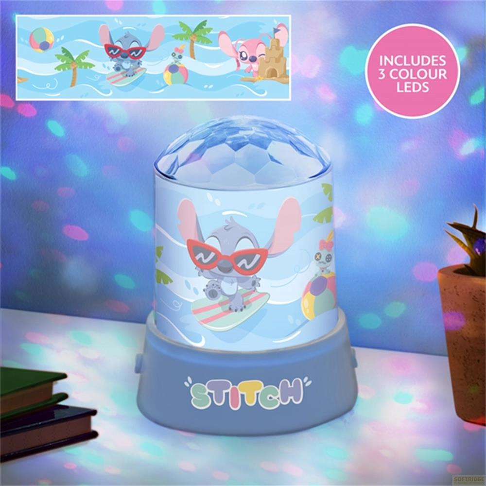 Lampka nocna Stitch z motywem Stitcha surfującego. Projektowane są kolorowe światła.