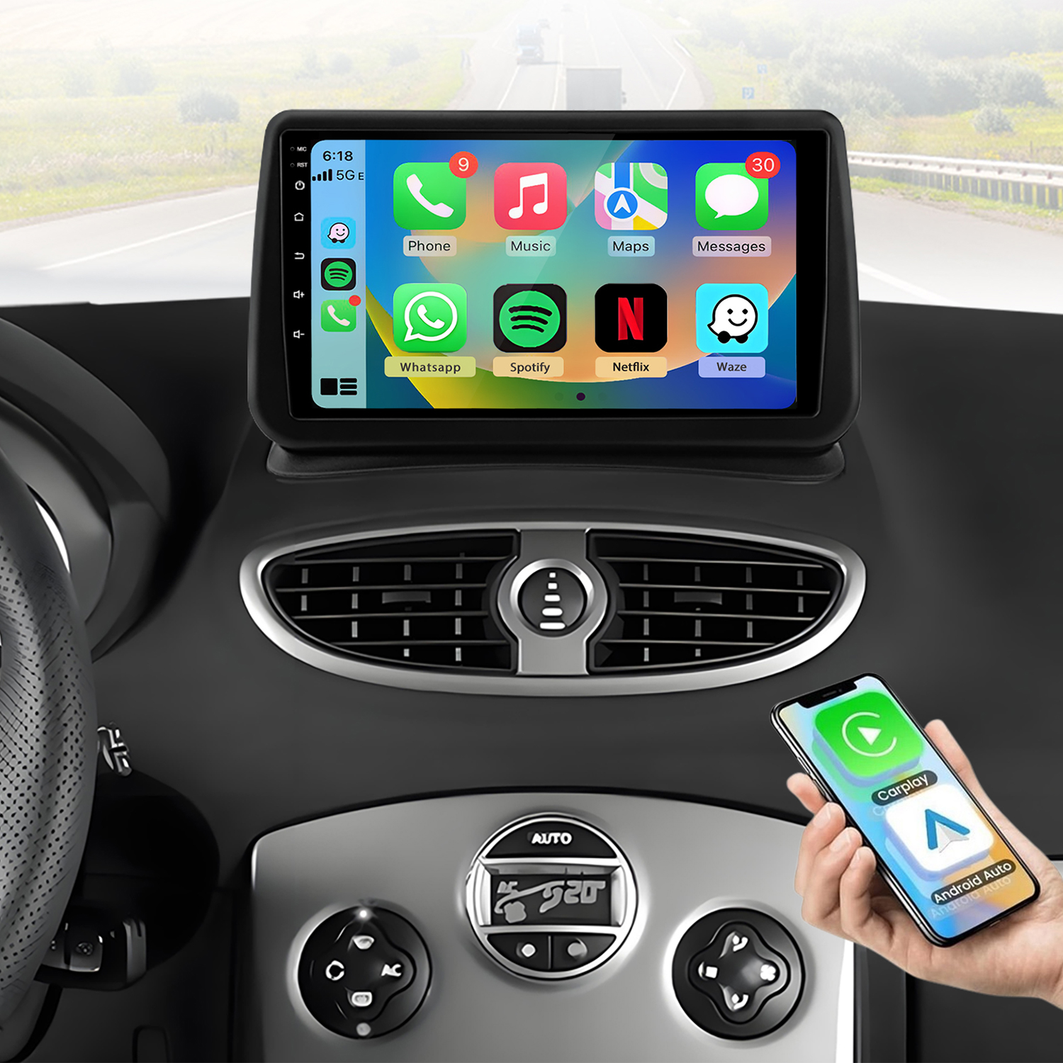 Interno auto con touchscreen che mostra app CarPlay e uno smartphone.