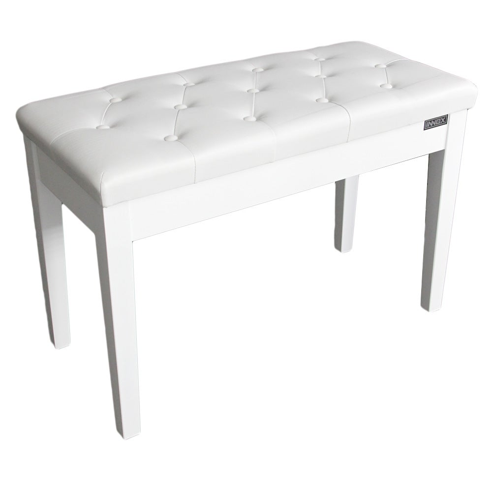 Een witte gestoffeerde kruk met knopen en houten poten.