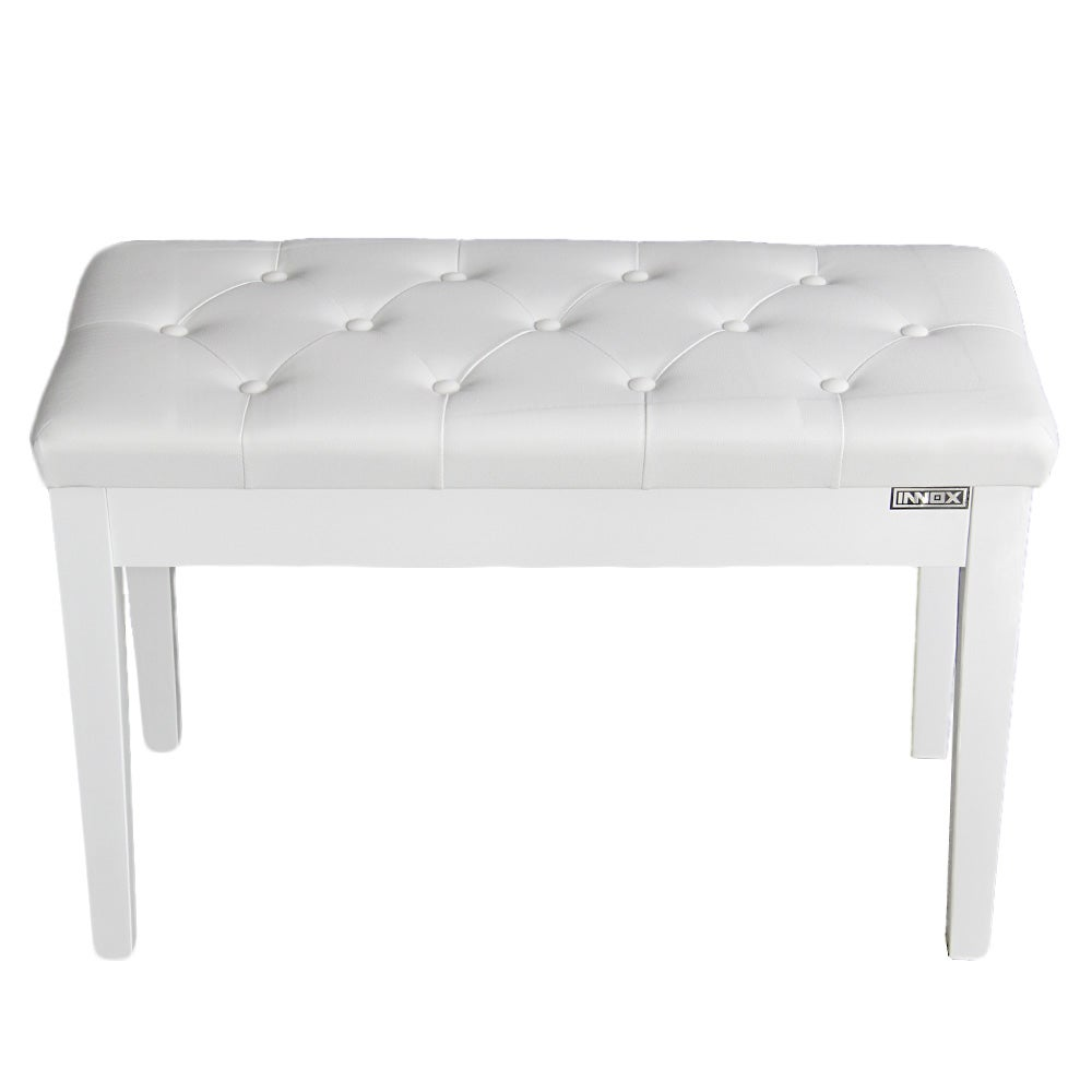 Een witte, gestoffeerde pianobank met knopen en vier poten.