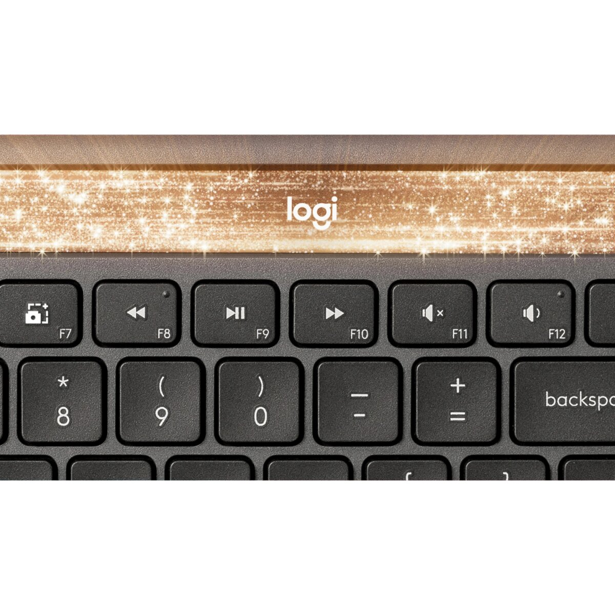 Primo piano di una tastiera Logitech con bordo luminoso scintillante.
