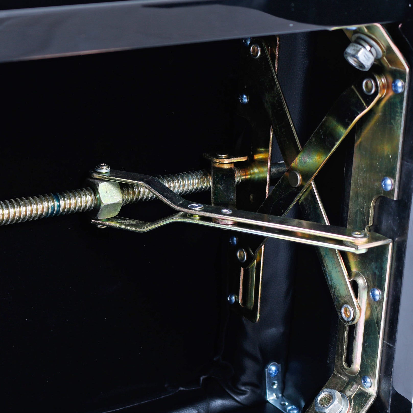 Mechanisch metaal met draadstang en schroeven op zwarte achtergrond.