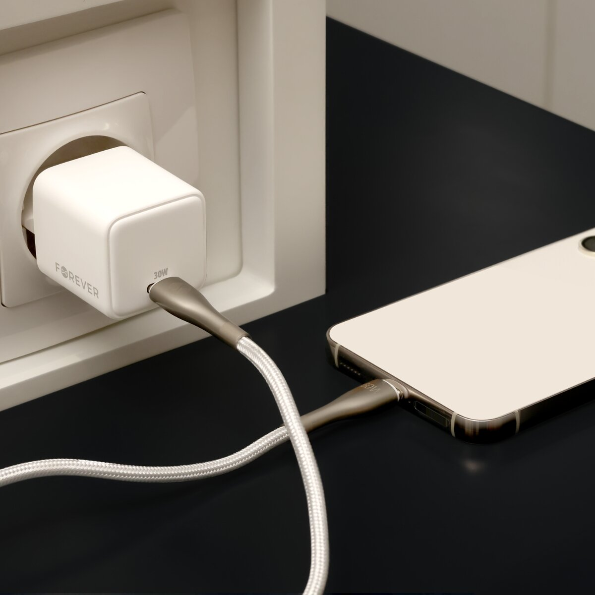 Un caricabatterie bianco con etichetta "FOREVER" e "30W" è inserito.