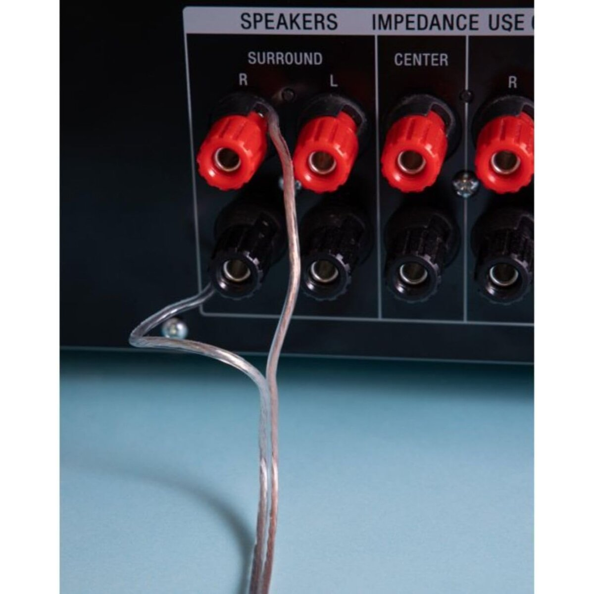 Rückseite eines Receivers mit Lautsprecheranschlüssen für Surround und Center.