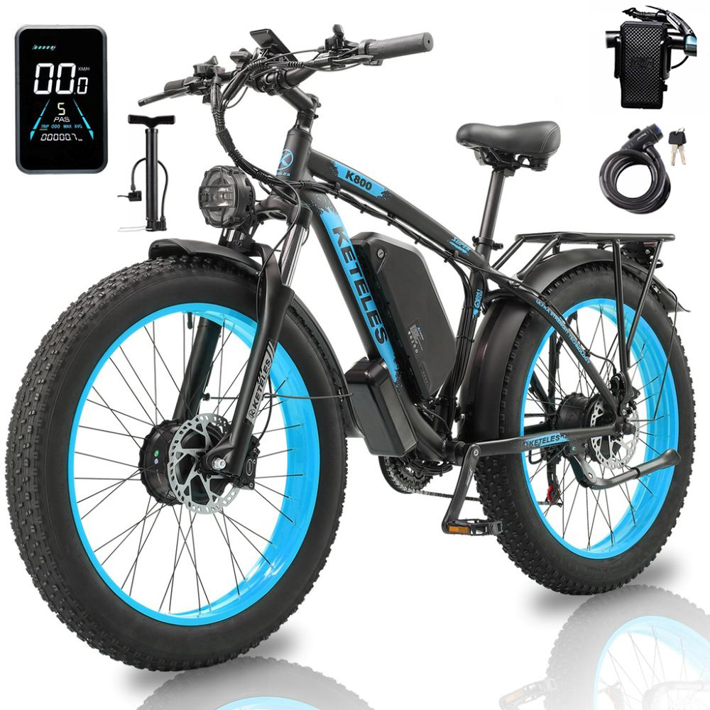 Bicicletta elettrica nera con cerchi blu, gomme larghe e display.
