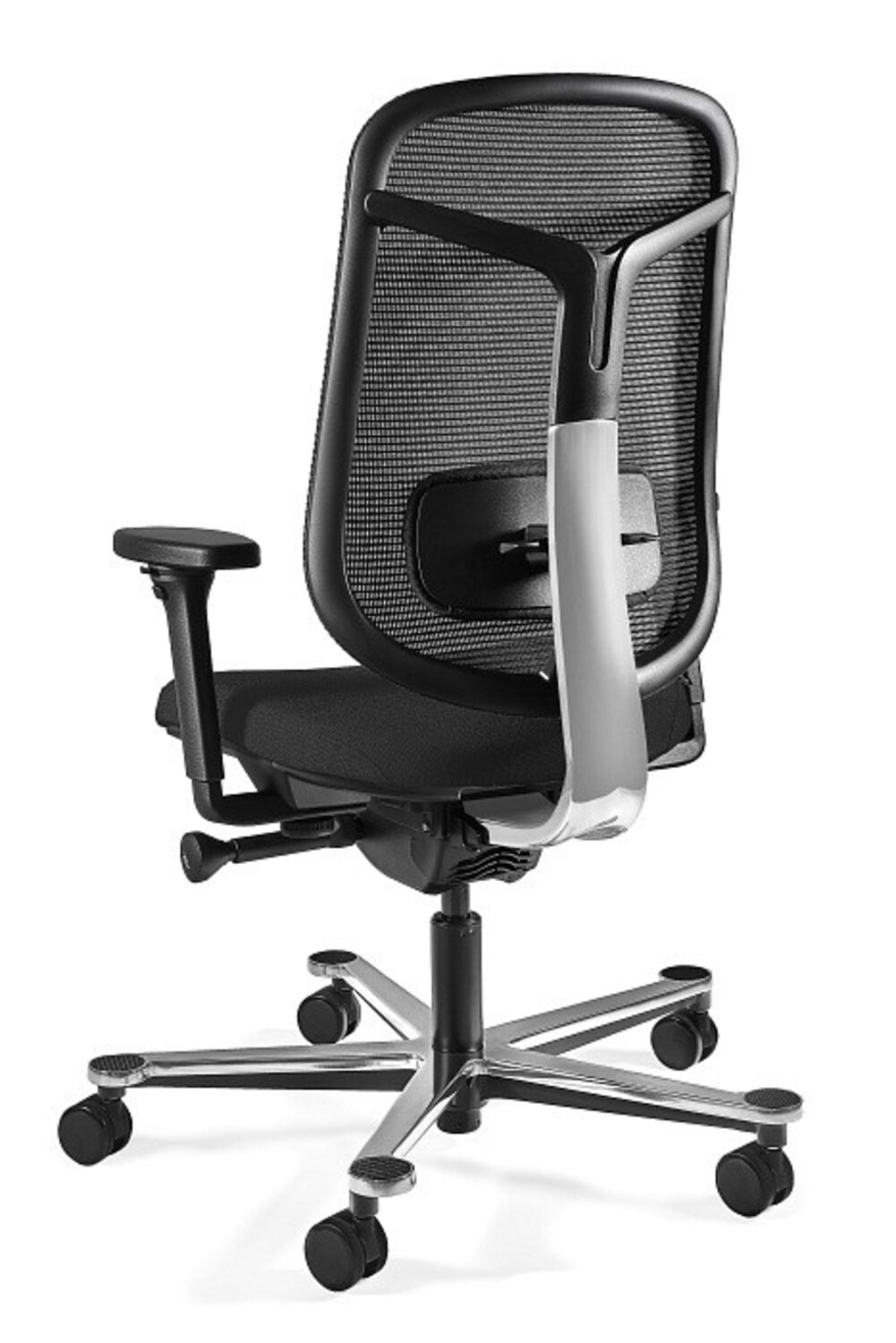 Widok z tyłu czarnego fotela biurowego z siatkowym oparciem i chromowaną podstawą.