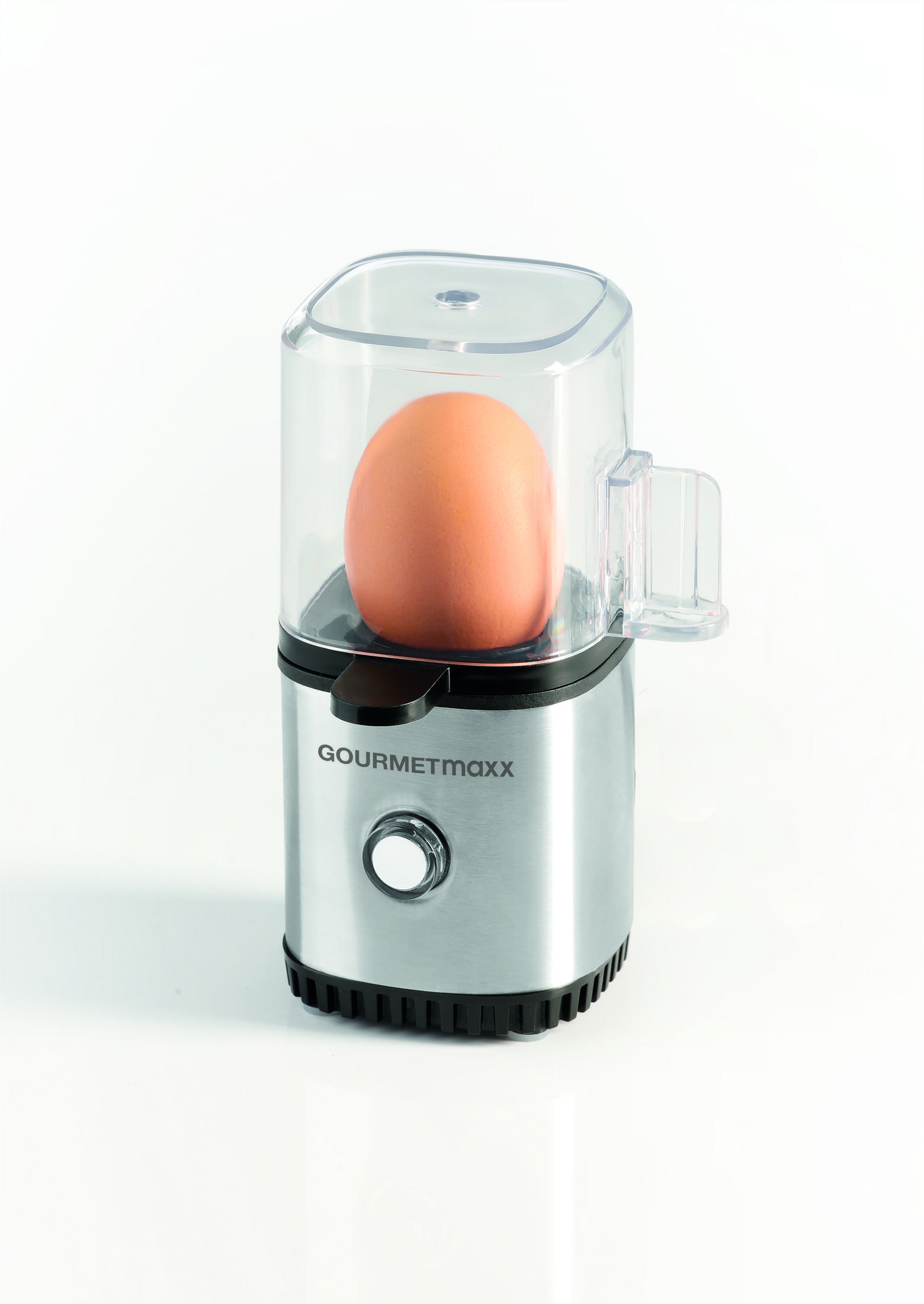 Brązowe jajko w srebrnej maszynce do gotowania jajek z przezroczystą pokrywką.