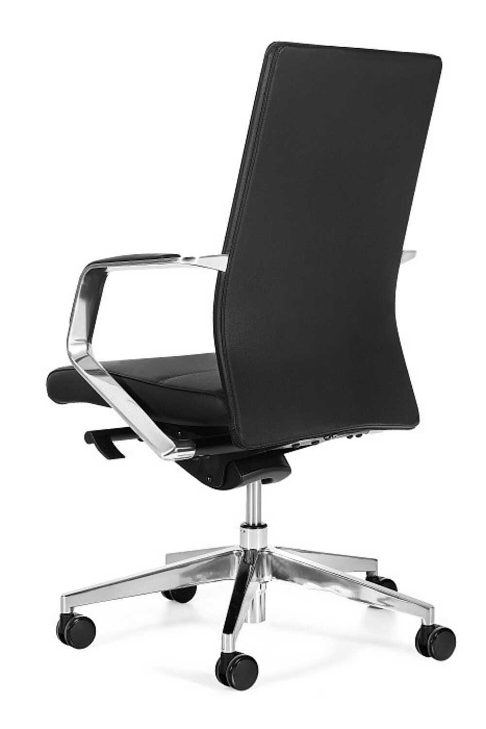 Czarny fotel biurowy z metalowymi podłokietnikami i kółkami