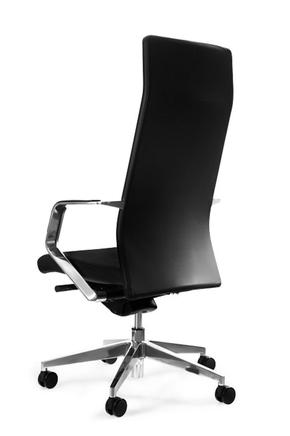 Czarny fotel biurowy z chromowanymi elementami i kółkami.