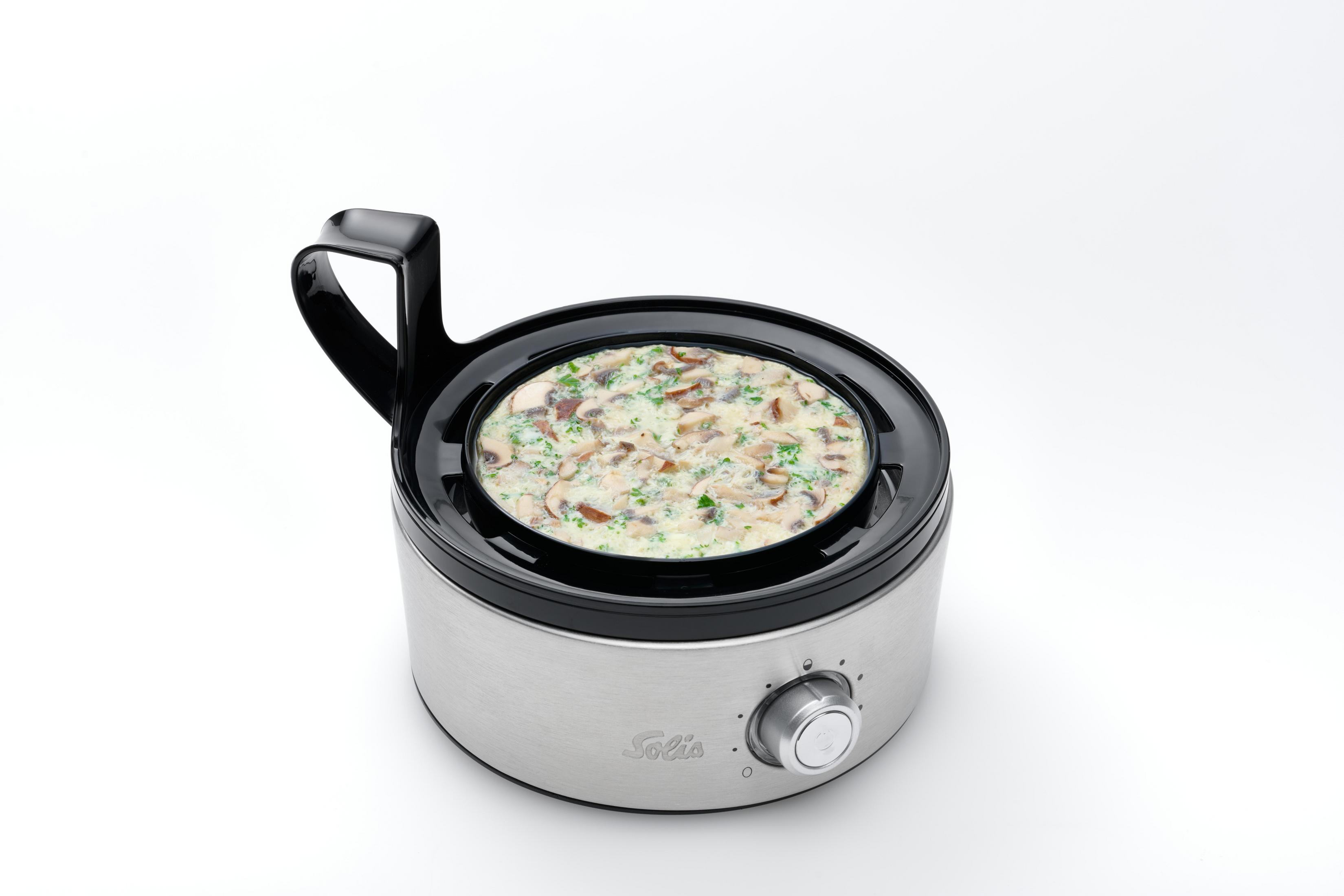 Garnki Solis wypełnione omletem z grzybami, na białym tle.