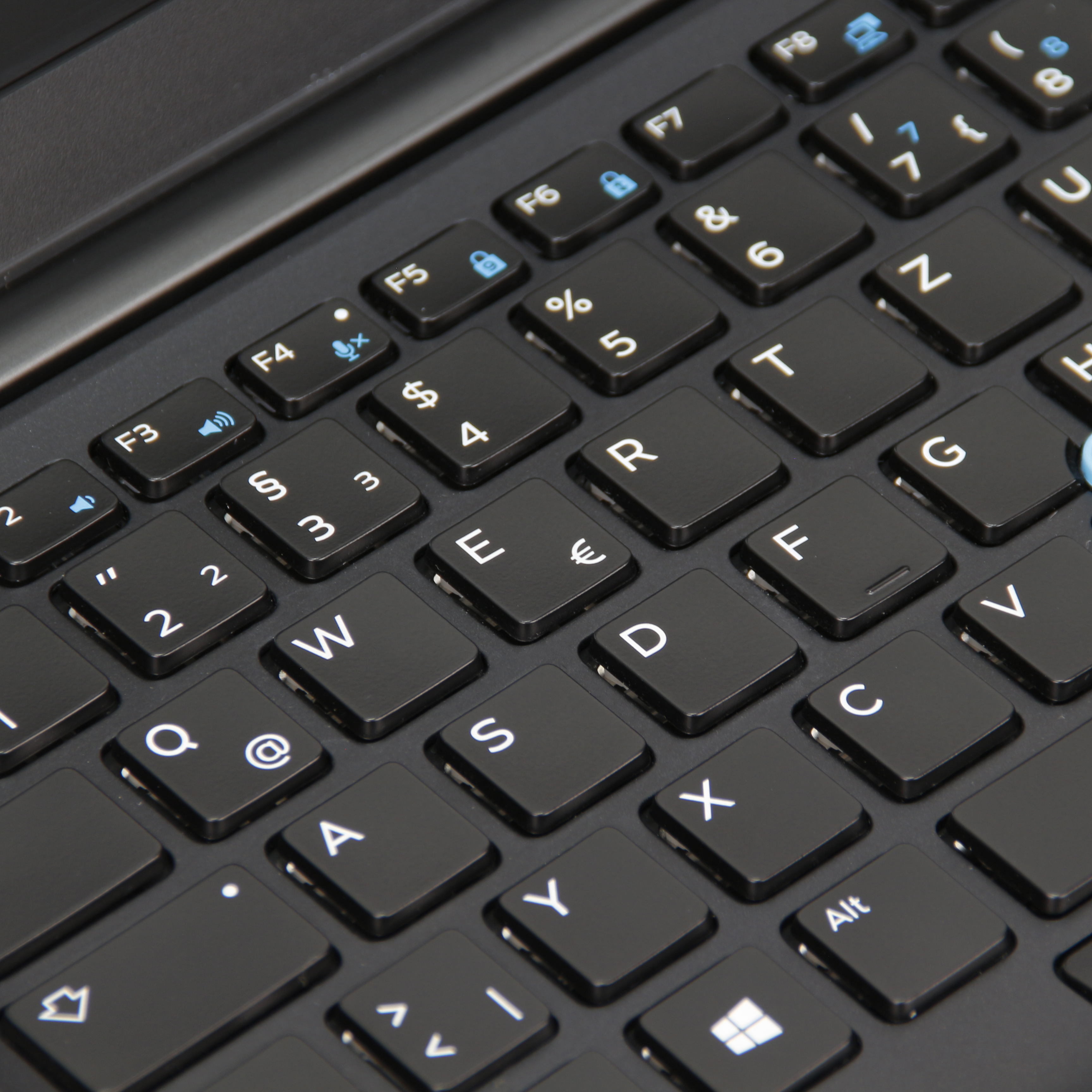 Eine Nahaufnahme einer schwarzen Laptop-Tastatur mit Tasten wie Q, W, E, R, A, S, D, F.