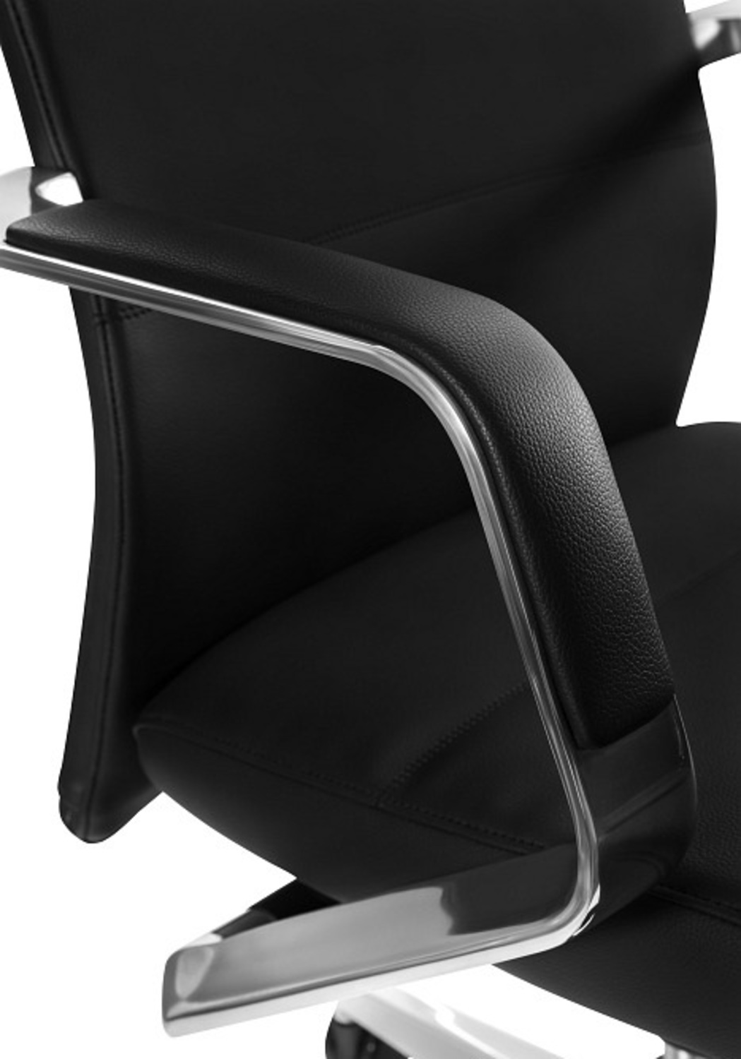 Czarny fotel biurowy z chromowanymi podłokietnikami i siedziskiem.