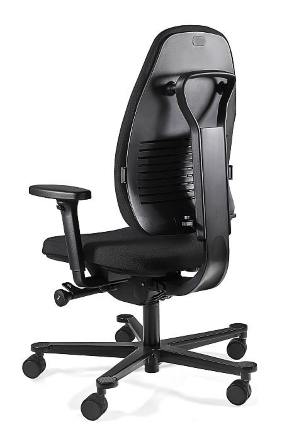 Czarny fotel biurowy z siatkowym oparciem, regulowanymi podłokietnikami i pięcioramienną podstawą.