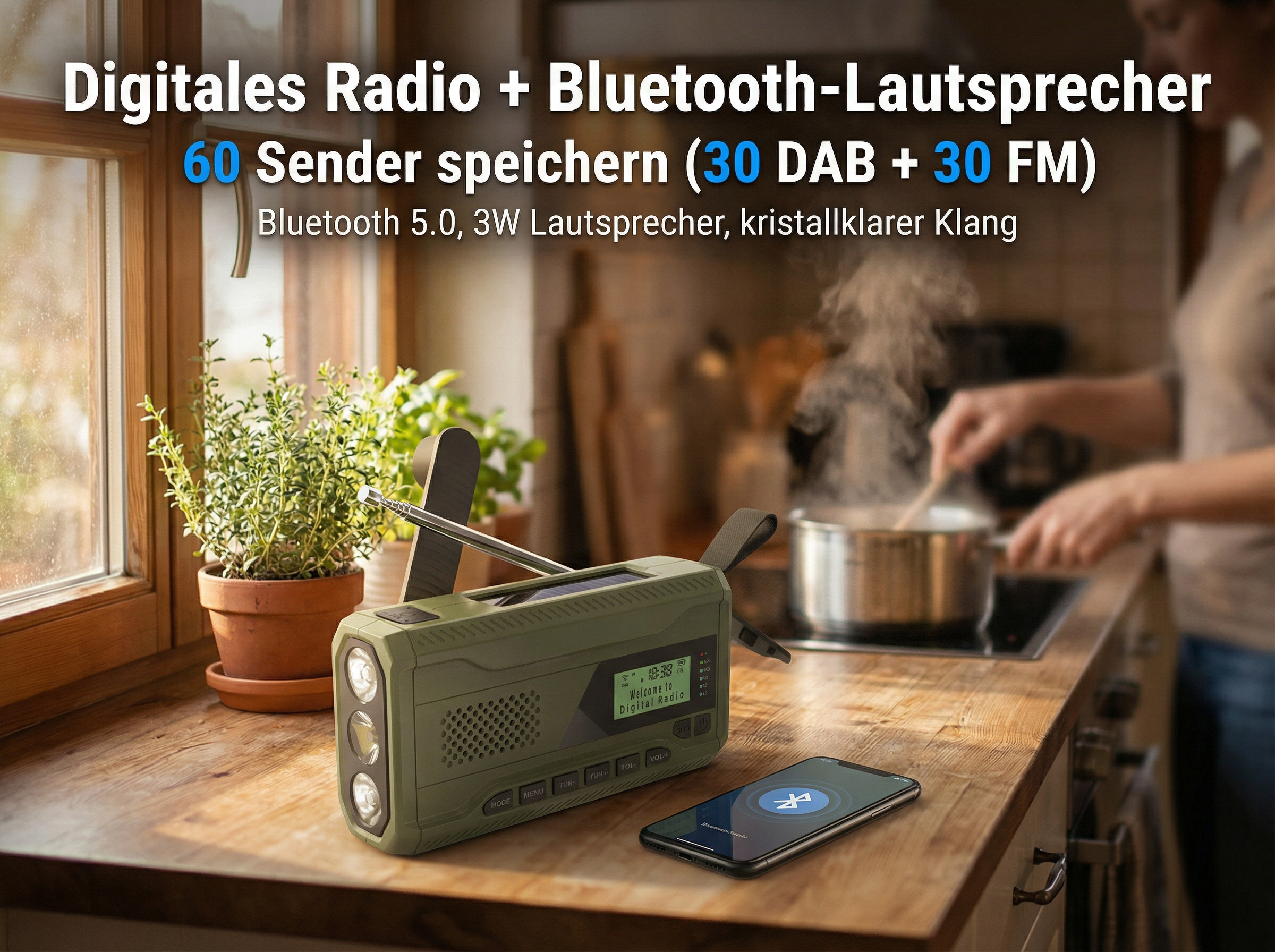 Grünes Radio mit Solarpanel, drei Lichtern und Display steht auf Holz.