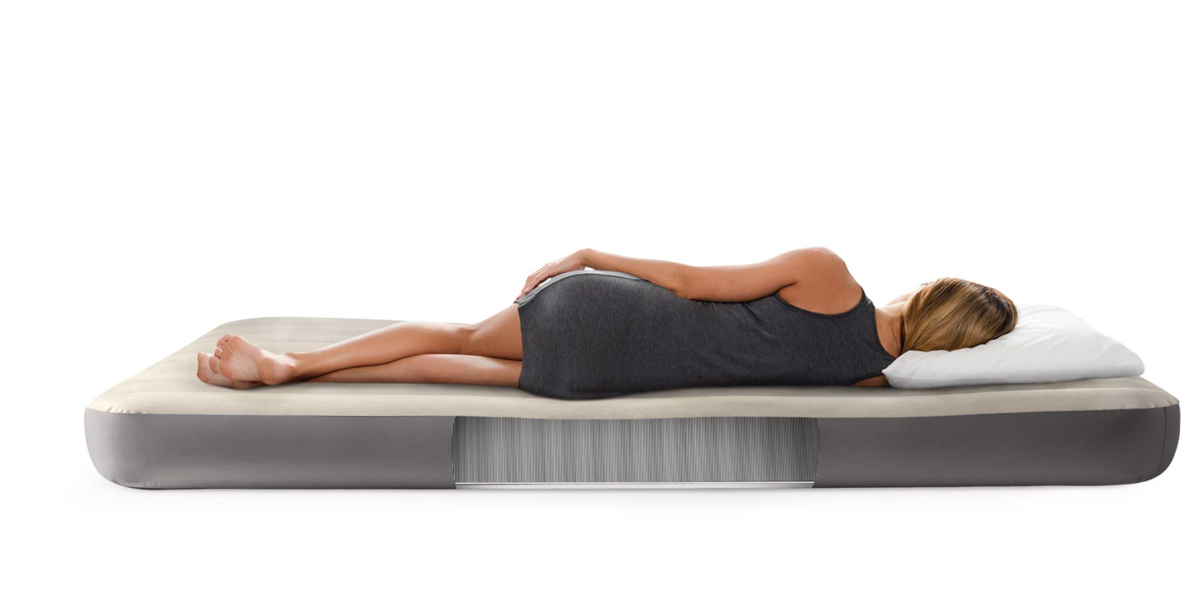 Kobieta leży na boku na materacu dmuchanym z poduszką.