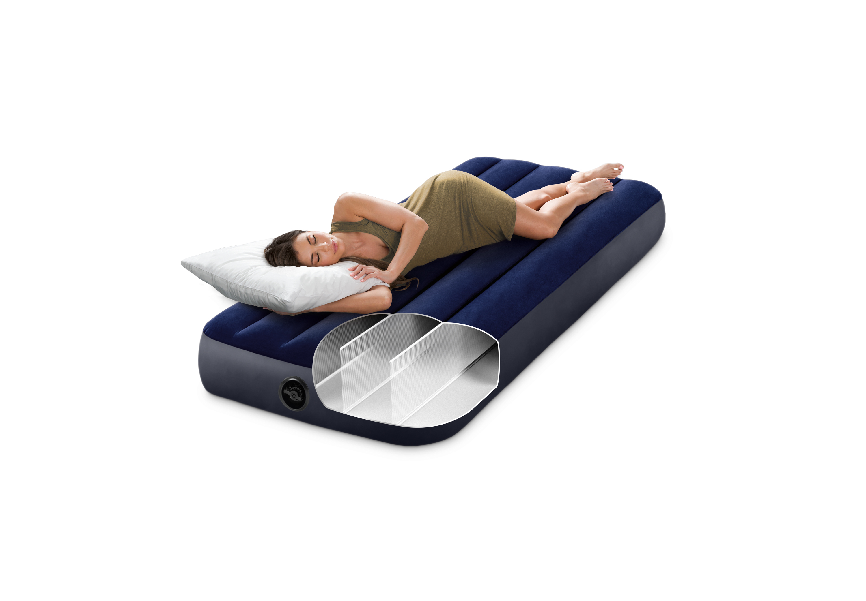 Kobieta śpi na niebieskim materacu dmuchanym z widoczną strukturą wewnętrzną.