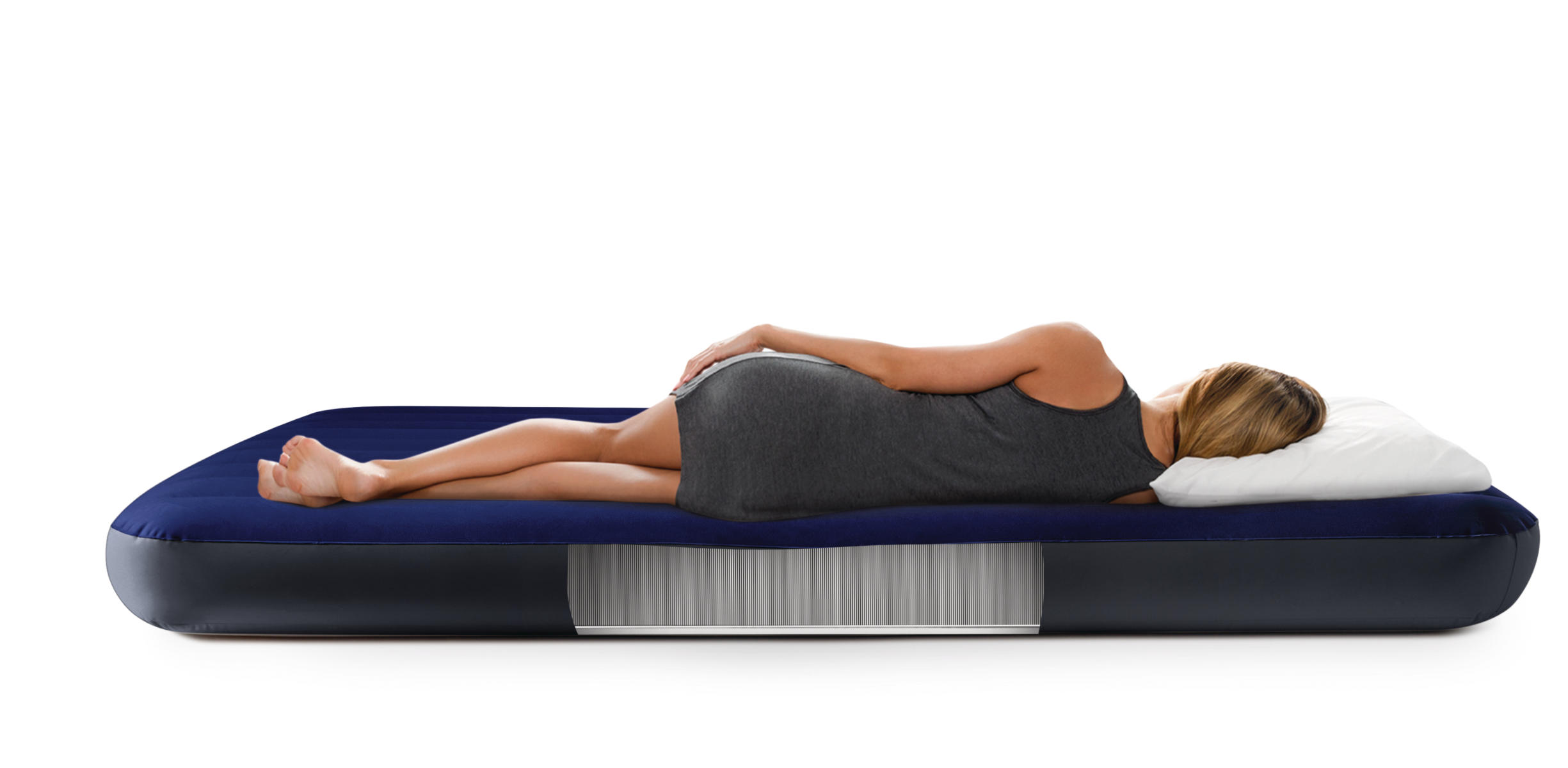 Kobieta leży na niebieskim materacu dmuchanym z białym poduszką, czarne tło.