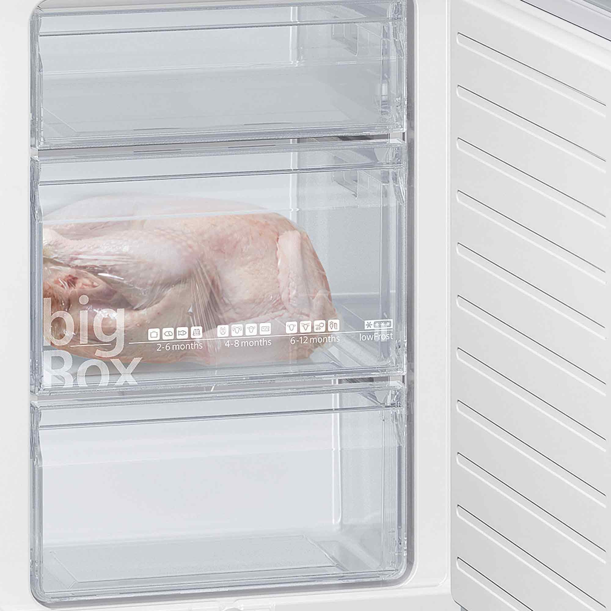 Ein vakuumverpacktes Huhn in einer Kühlschublade mit Beschriftungen.