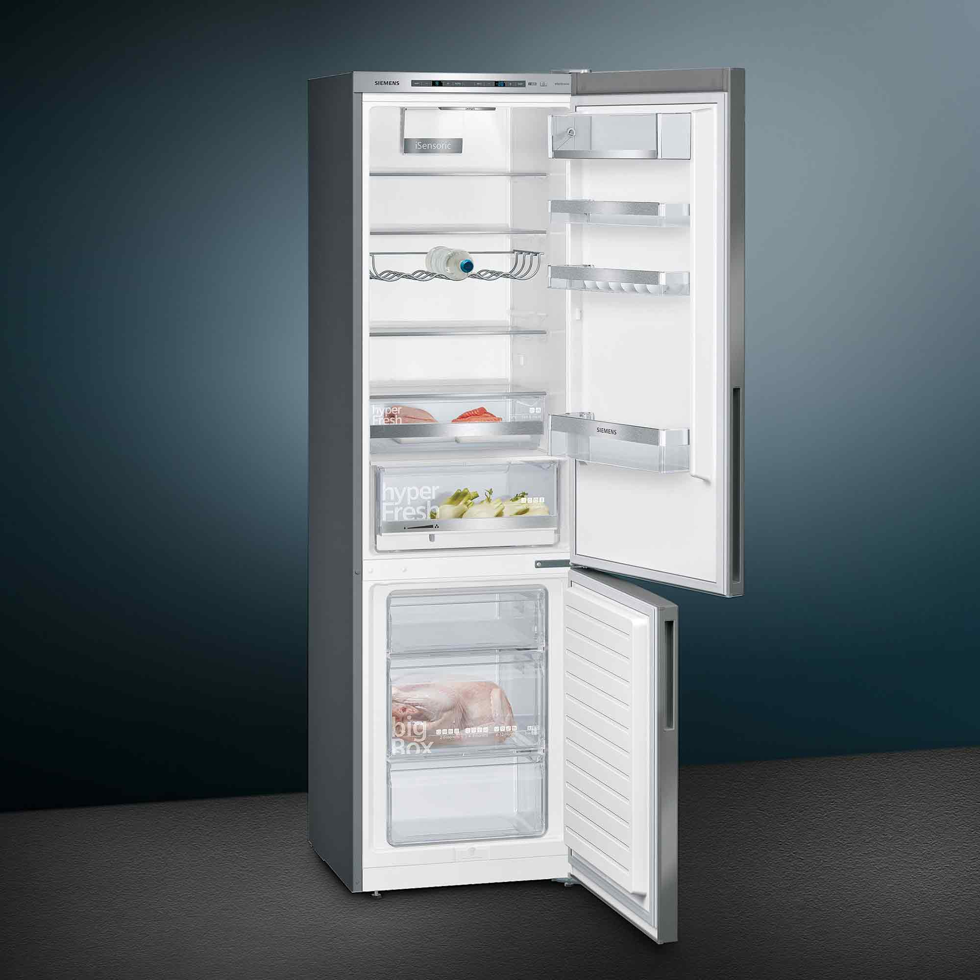 Offener Siemens Kühlschrank mit Fächern und Schubladen, gefüllt mit Lebensmitteln.