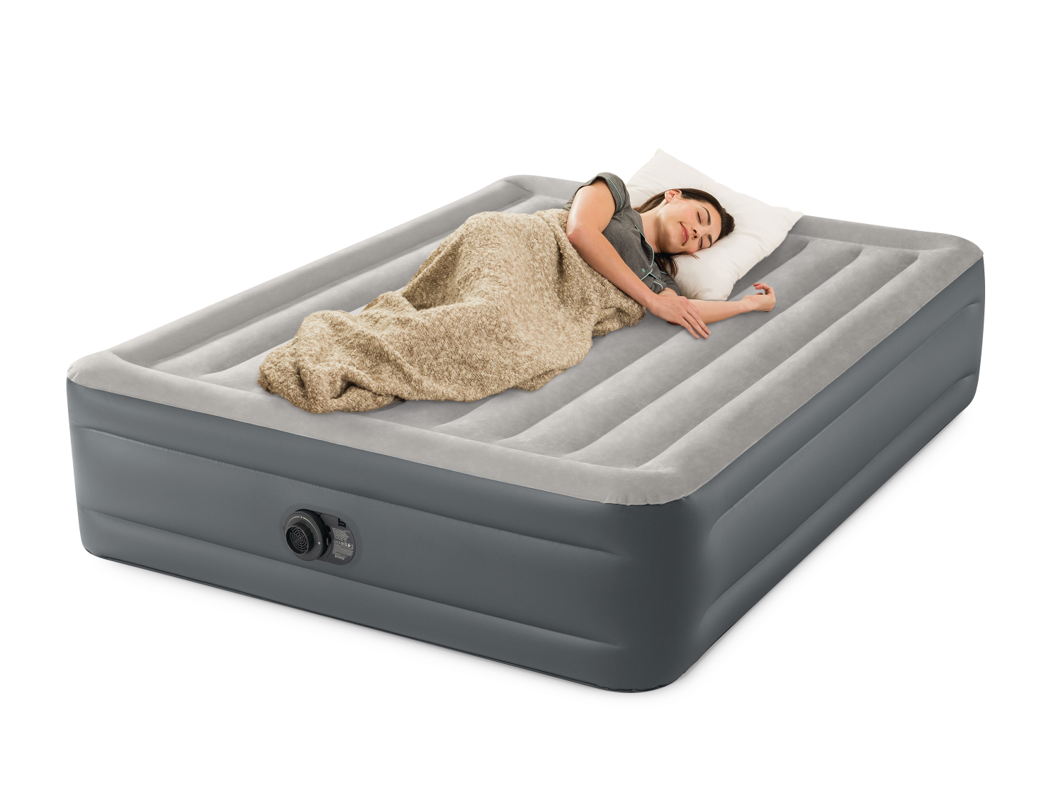 Kobieta śpi na szarym materacu dmuchanym pod kocem.