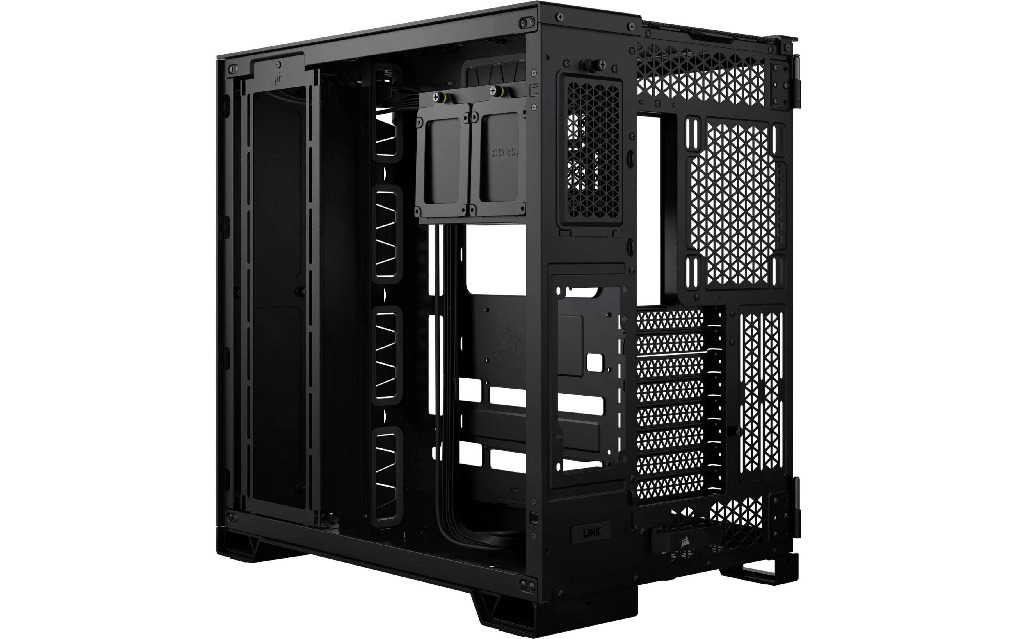 Una caja de ordenador negra con panel lateral abierto, ranuras de ventilación y bah ías.