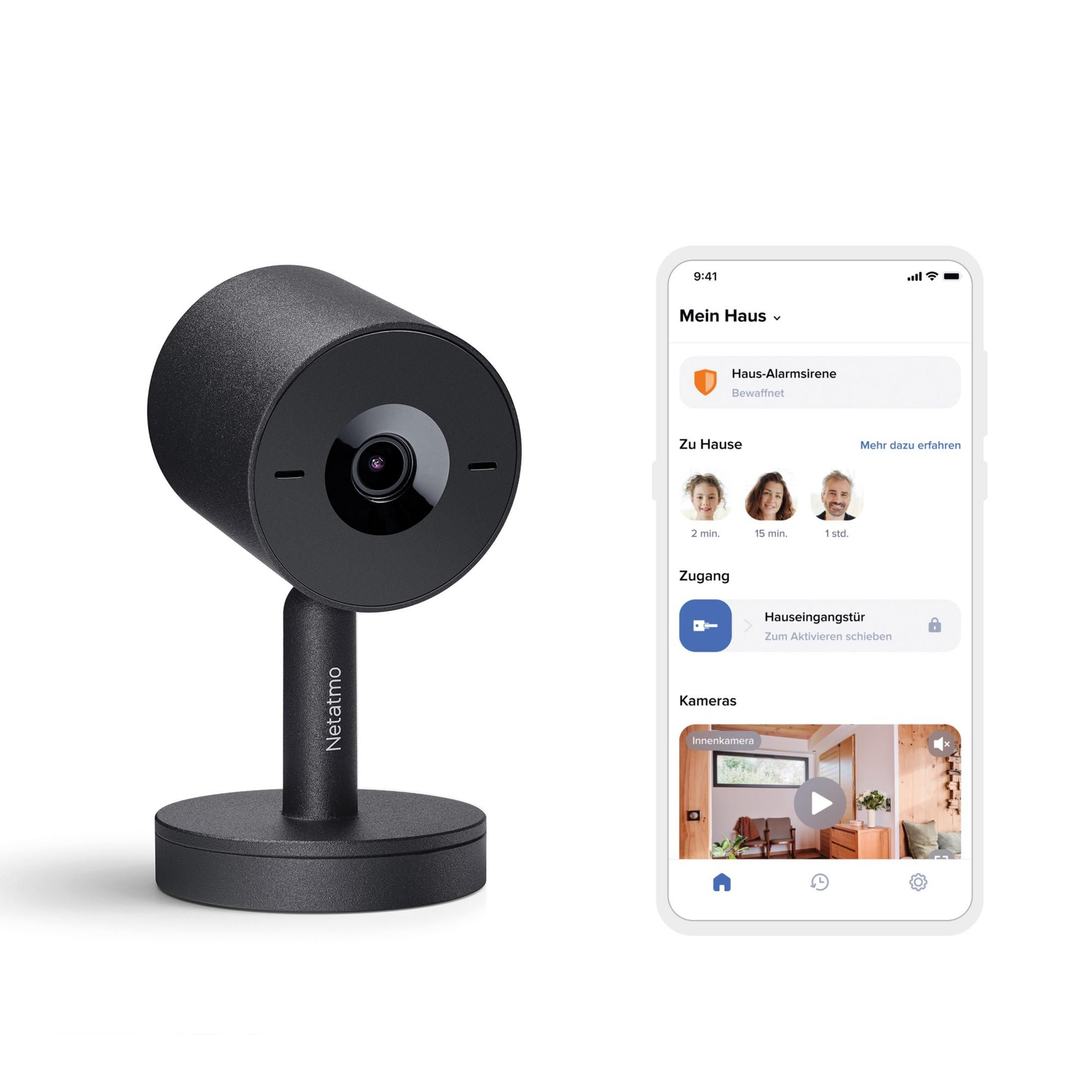 Caméra intérieure Netatmo noire à côté d'un smartphone affichant l'appli maison.