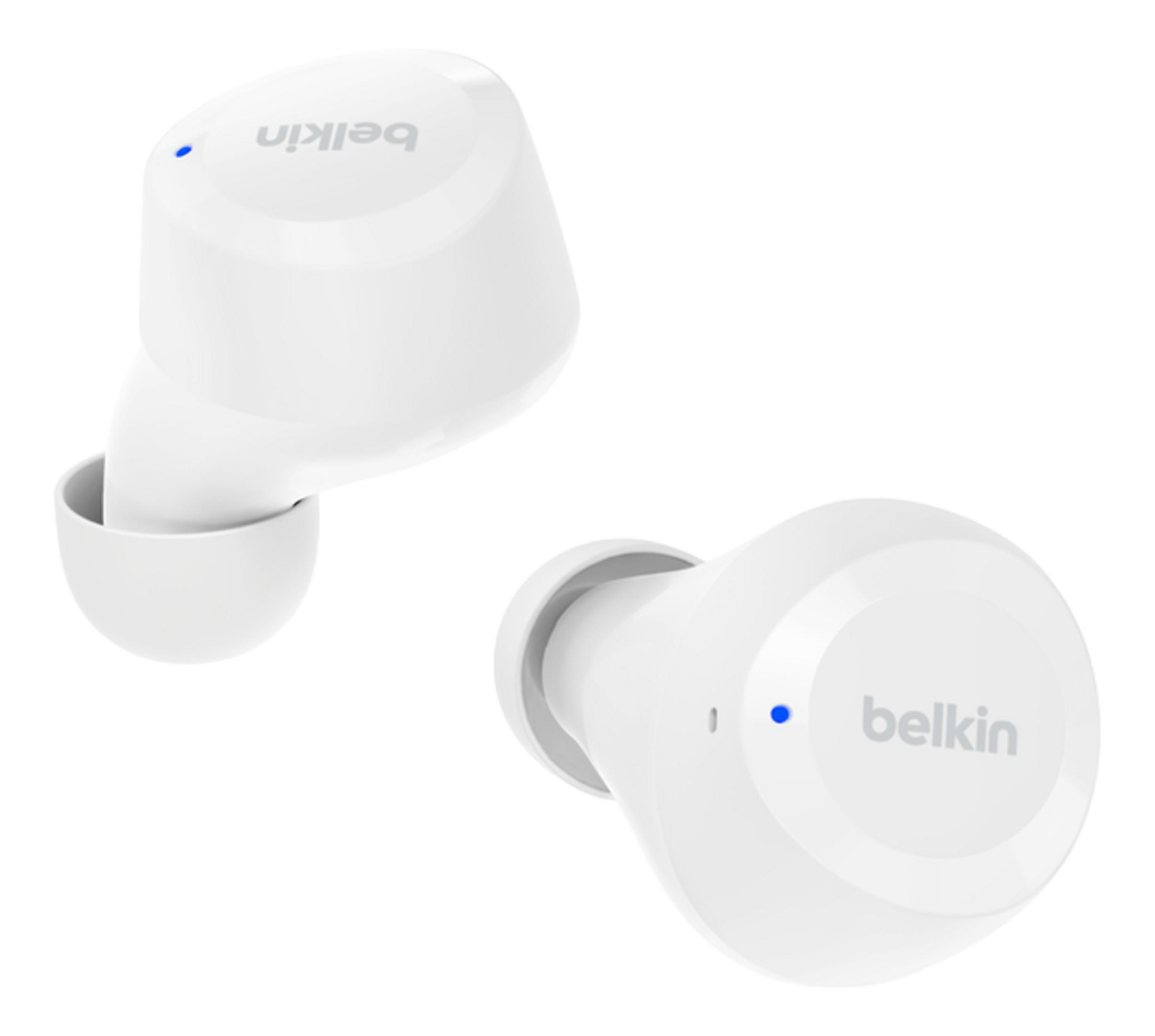 Dwa białe słuchawki Belkin z niebieskimi diodami na białym tle.
