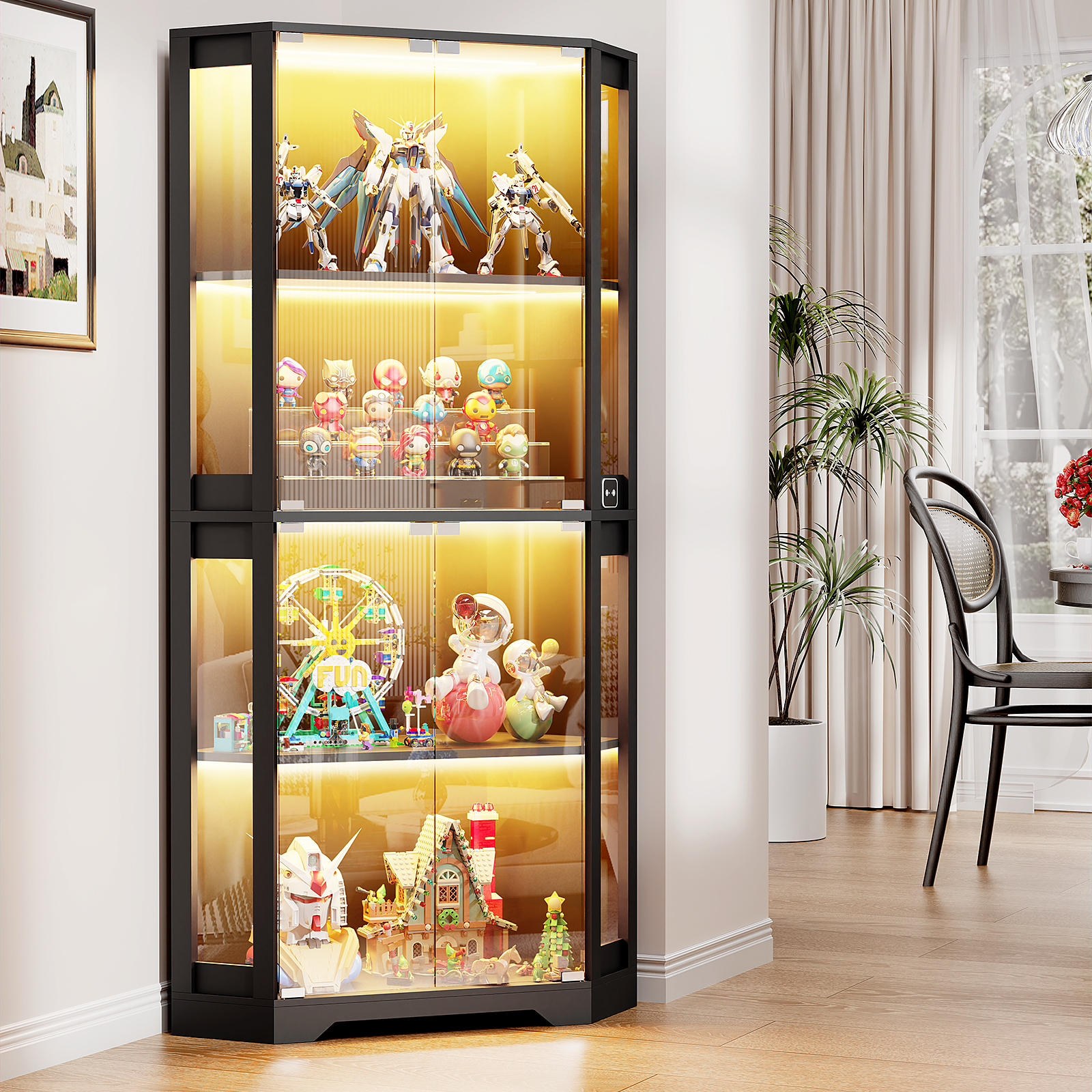 Ein beleuchteter Vitrinenschrank mit Figuren, Robotern und einem Karussell.
