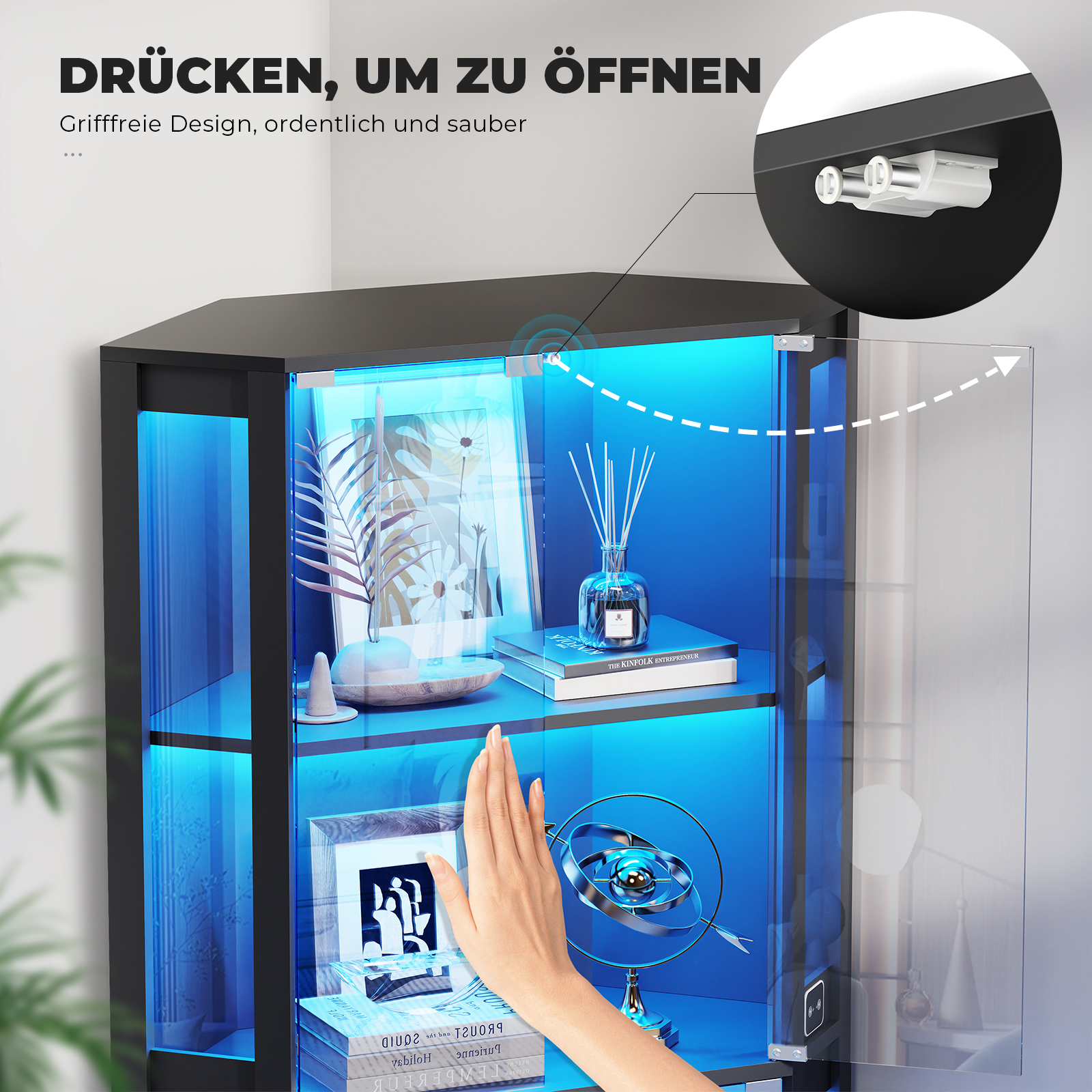 Ein schwarzer Schrank mit blauer Beleuchtung und einer offenen Glastür. Ein Buch, eine Vase und Deko sind sichtbar.
