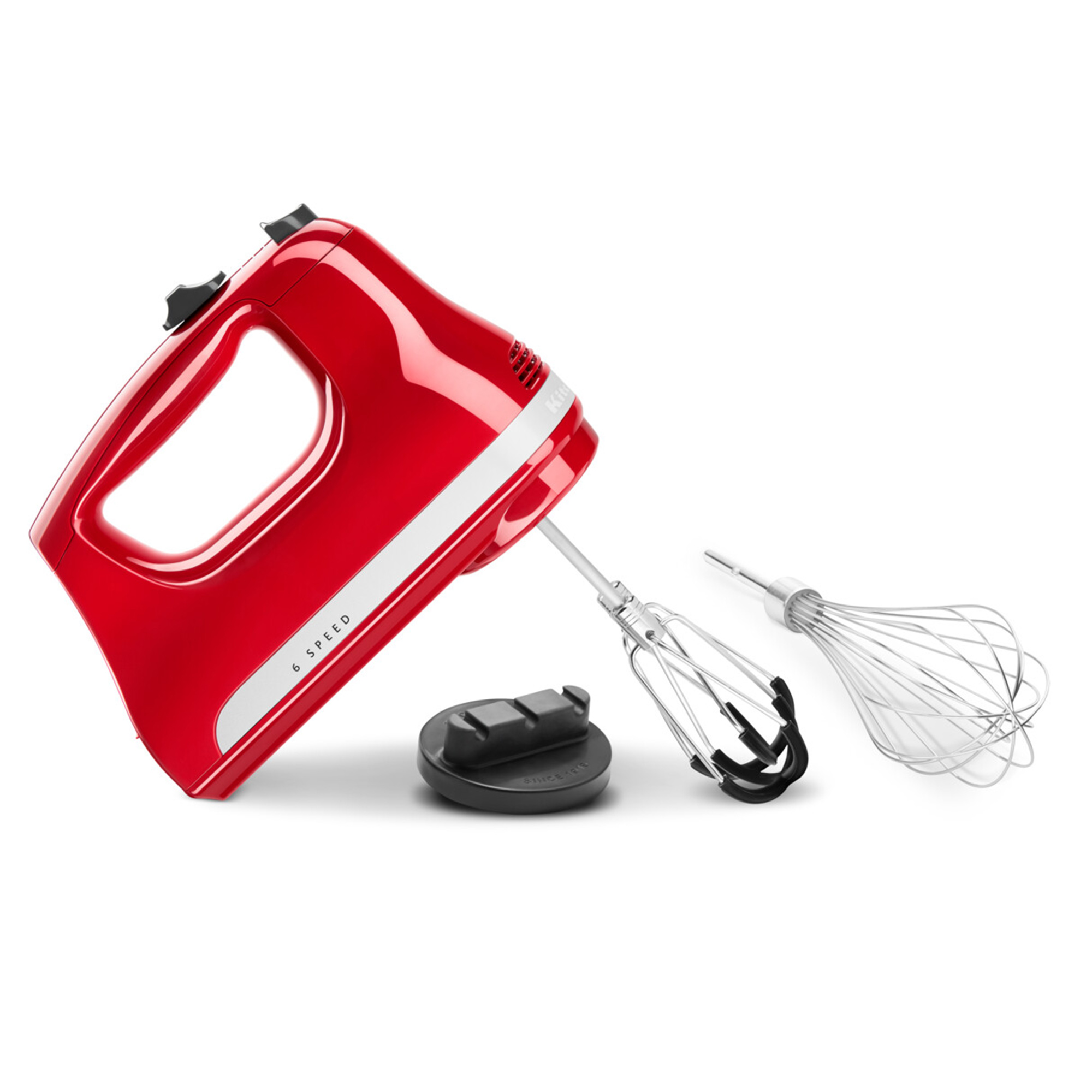 Ein roter Handmixer mit zwei Schneebesen und einem schwarzen Sockel auf weißem Hintergrund.
